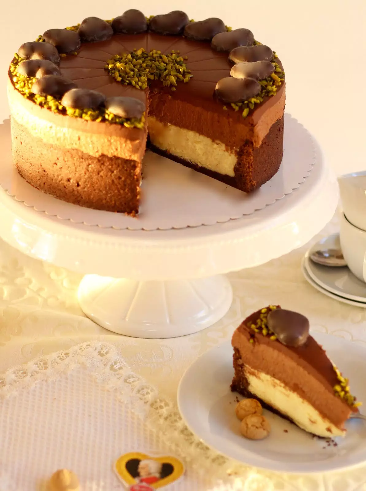 Unwiderstehliche Mozart-Torte mit Nougat-Sahne und Marzipan-Quark-Creme | Rezept und Video von Sugarprincess