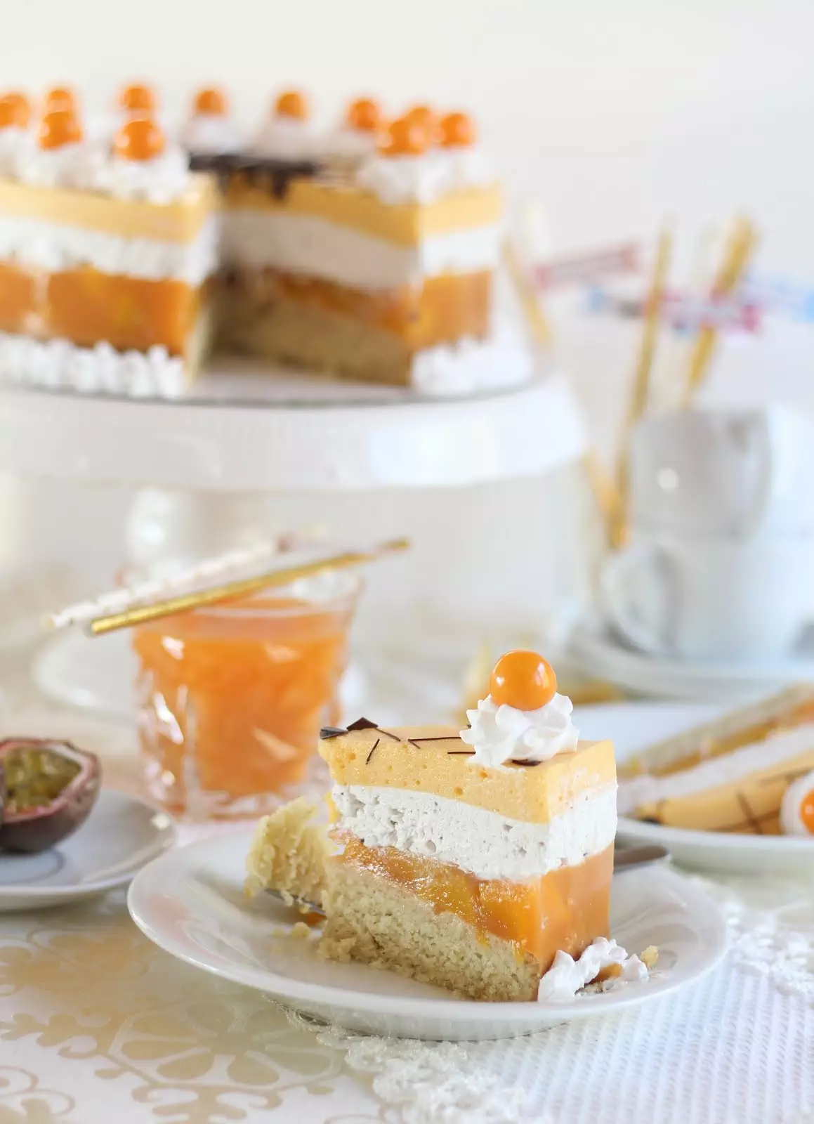 Himmlisch fruchtig leichte Multivitamin-Torte mit Pfirsichen | Rezept und Video von Sugarprincess