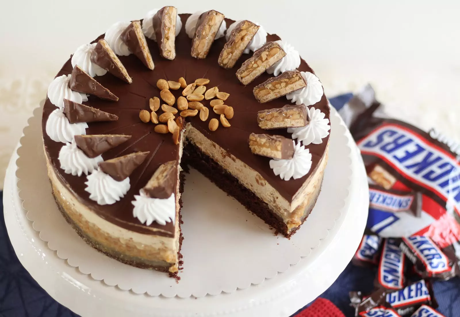 Mega leckere Snickers-Torte/ Erdnuss-Karamell-Schoko-Torte | Rezept und Video