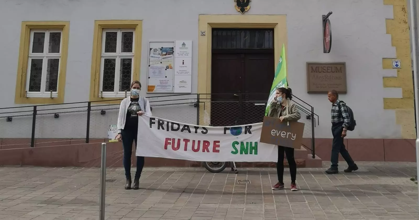 Yushka Brand und Clara T. vor dem Alten Rathaus in Sinsheim, Mahnwache für Klimagerechtigkeit