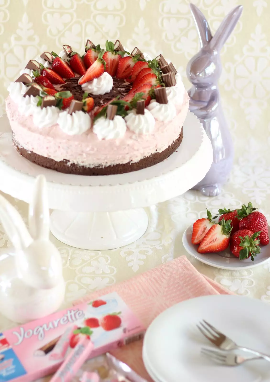 Zarte Erdbeer-Yogurette-Torte / Ostertorte ohne Mehl mit Mandel-Nuss-Boden | Rezept und Video von Sugarprincess