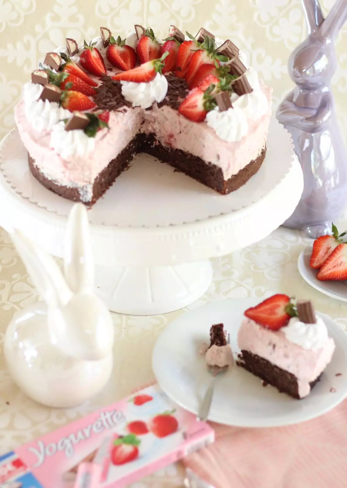Zarte Erdbeer-Yogurette-Torte mit Mandel-Nuss-Boden | Rezept und Video