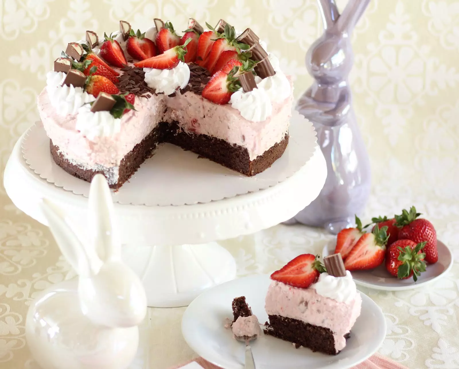 Zarte Erdbeer-Yogurette-Torte / Ostertorte ohne Mehl mit Mandel-Nuss-Boden | Rezept und Video von Sugarprincess