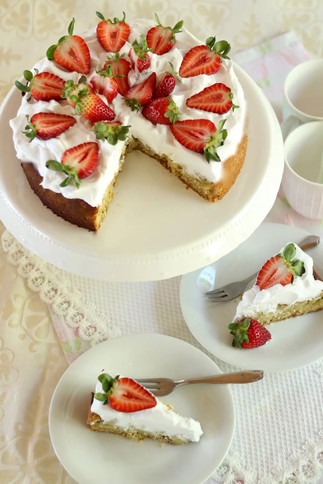 Himmlische Erdbeer-Rhabarber-Torte mit Sahnehaube | Rezept und Video von Sugarprincess