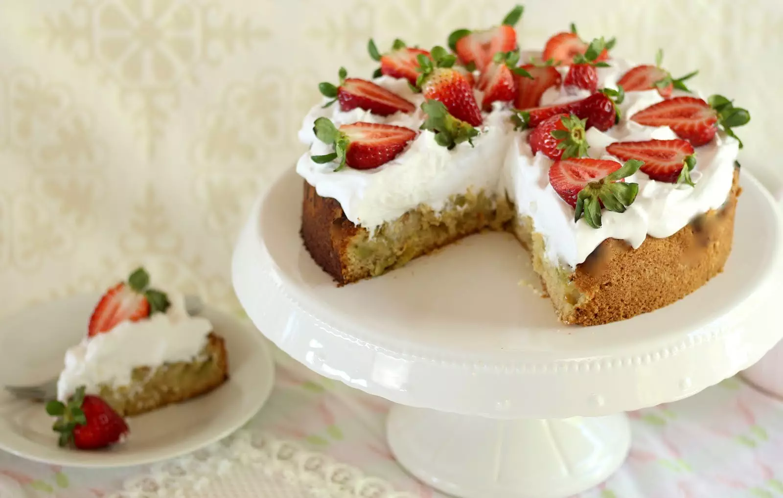 Himmlische Erdbeer-Rhabarber-Torte mit Sahnehaube | Rezept und Video von Sugarprincess