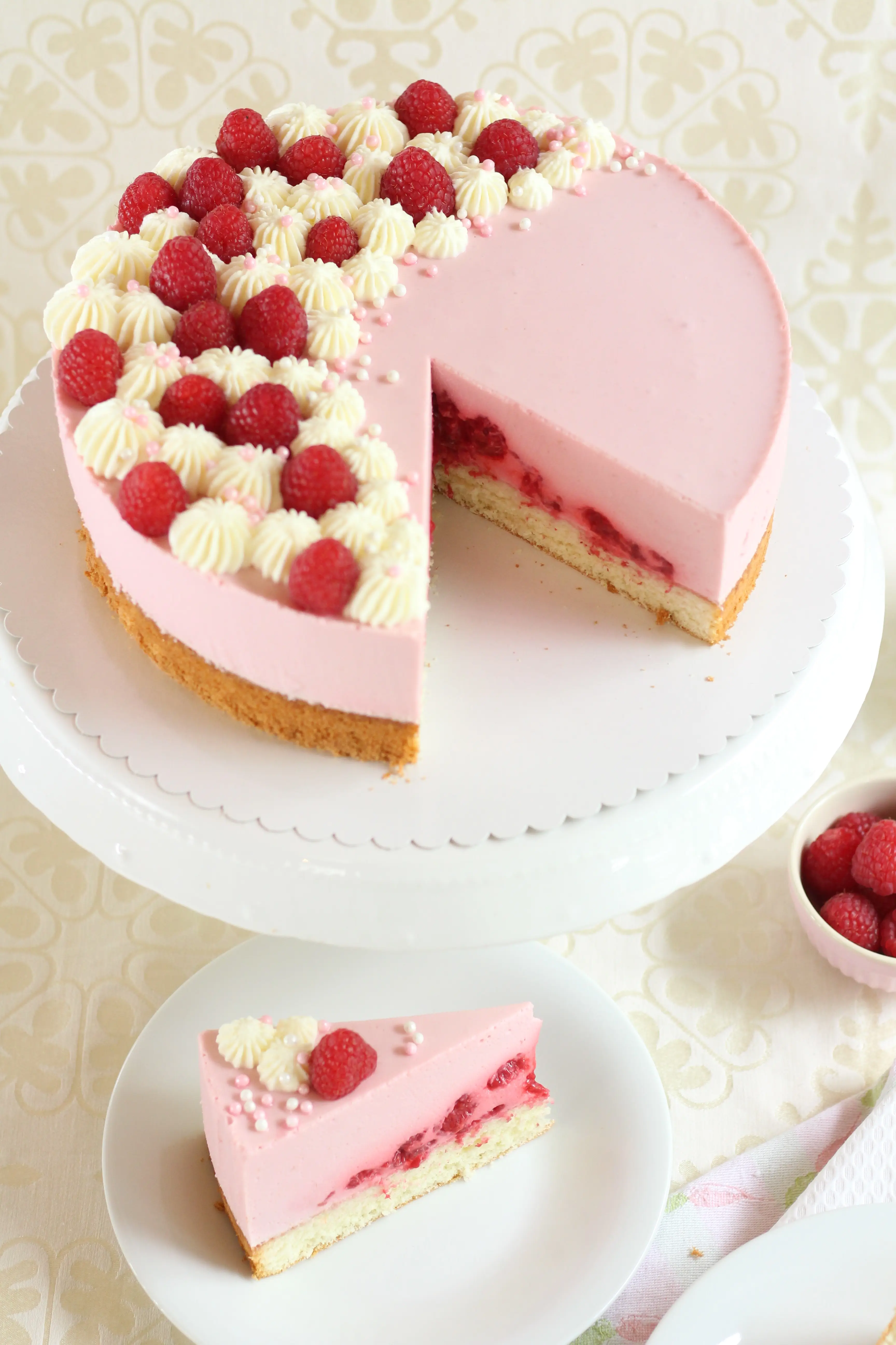 Blitzschnelle Himbeersahne-Torte mit Biskuitboden und Götterspeise | Rezept und Video von Sugarprincess