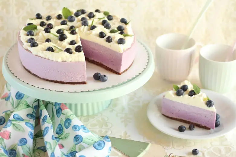 Sommerliche No Bake Blaubeertorte mit Quark-Joghurt-Creme und Sahne | Rezept und Video