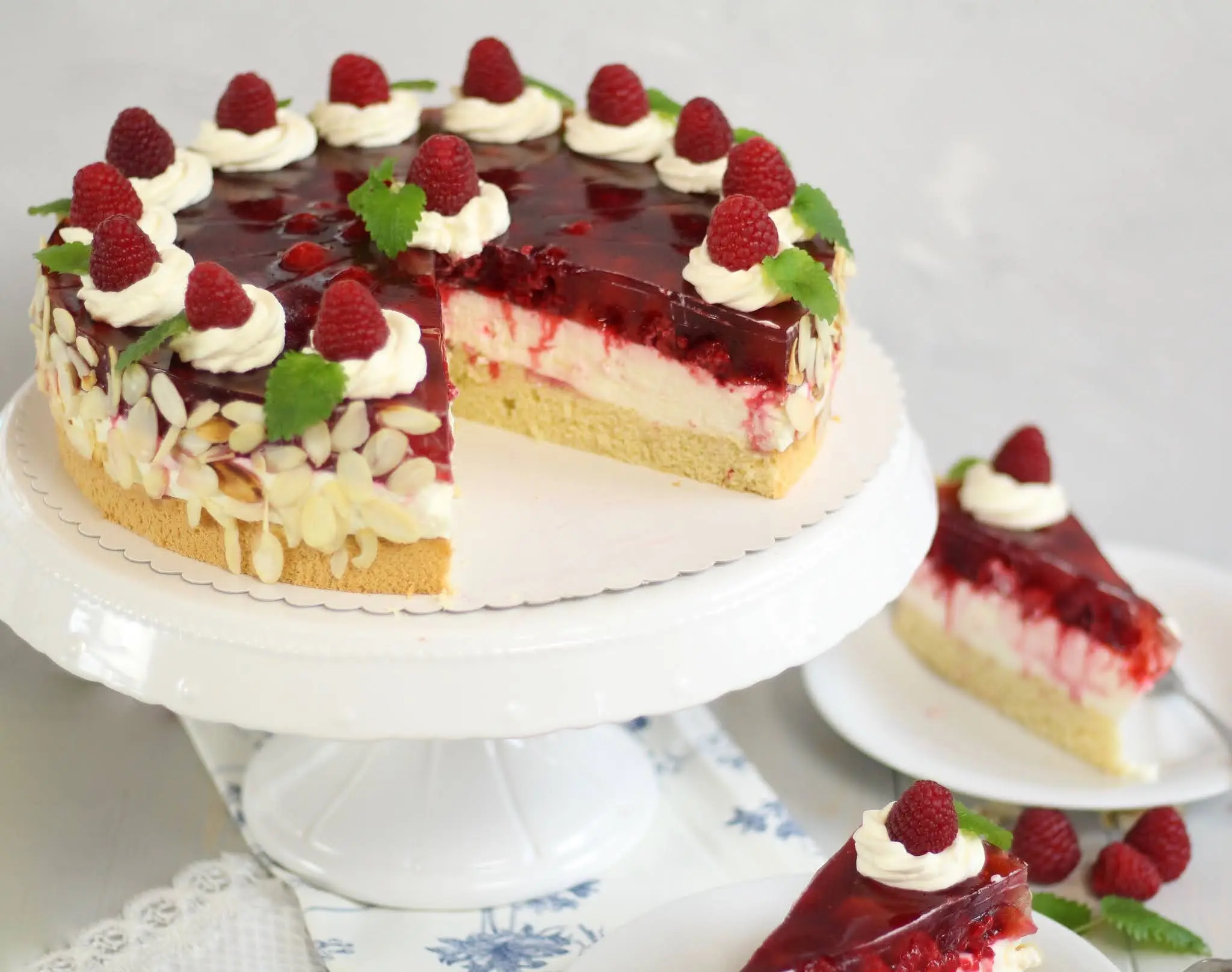 Fruchtig-zarte Himbeer-Sahnetorte mit leichter Joghurt-Creme: Ein Frühlingshauch! | Rezept und Video von Sugarprincess