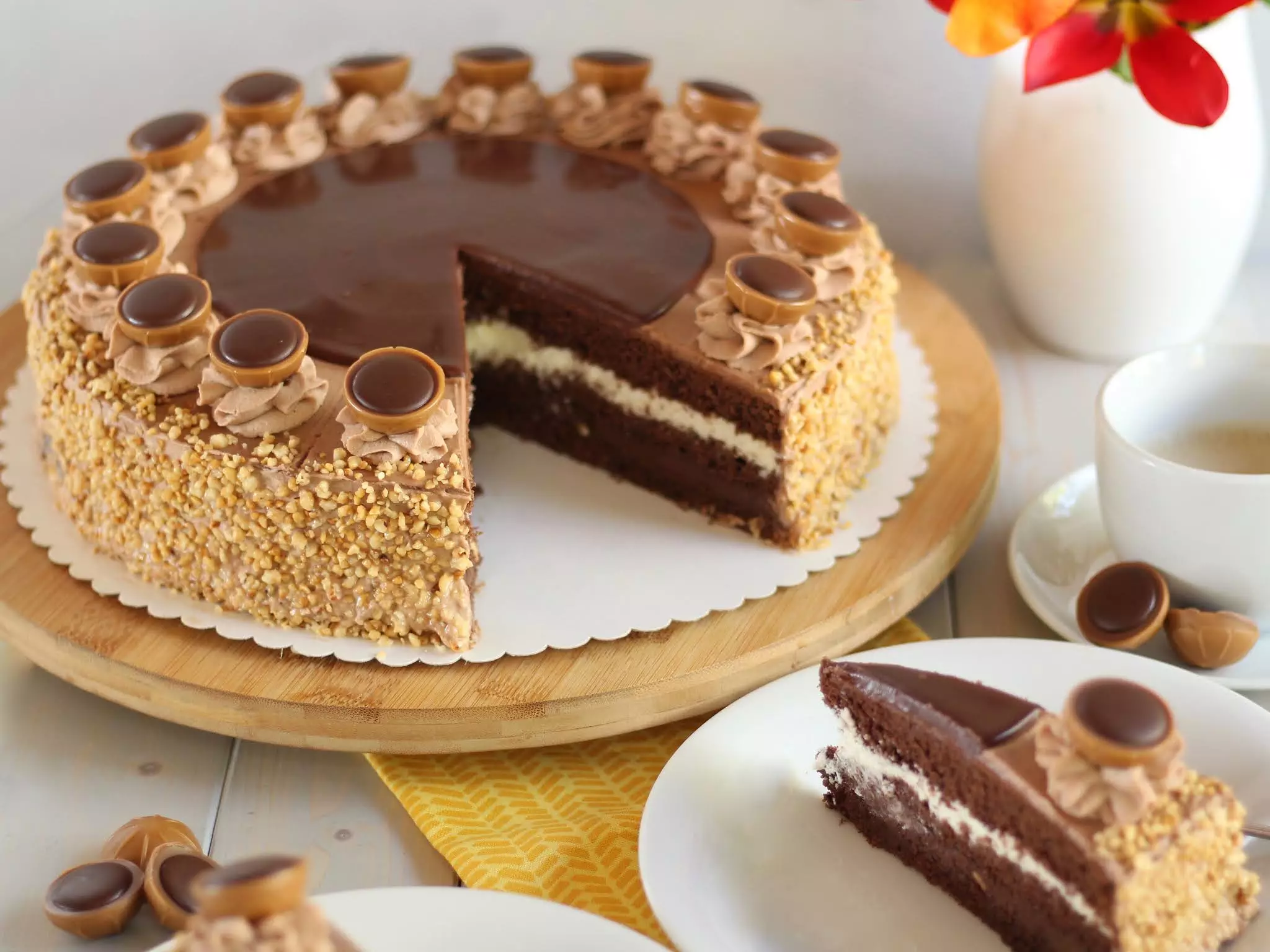 Mega leckere Toffifee-Torte mit viel Karamell, Nüssen und Schokolade! Rezept und Video von Sugarprincess