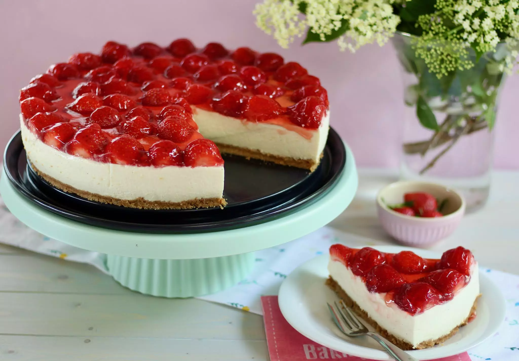 Leckere, schnelle Erdbeer-Holunderblüten-Torte ohne Backen: Super einfach! Rezept und Video