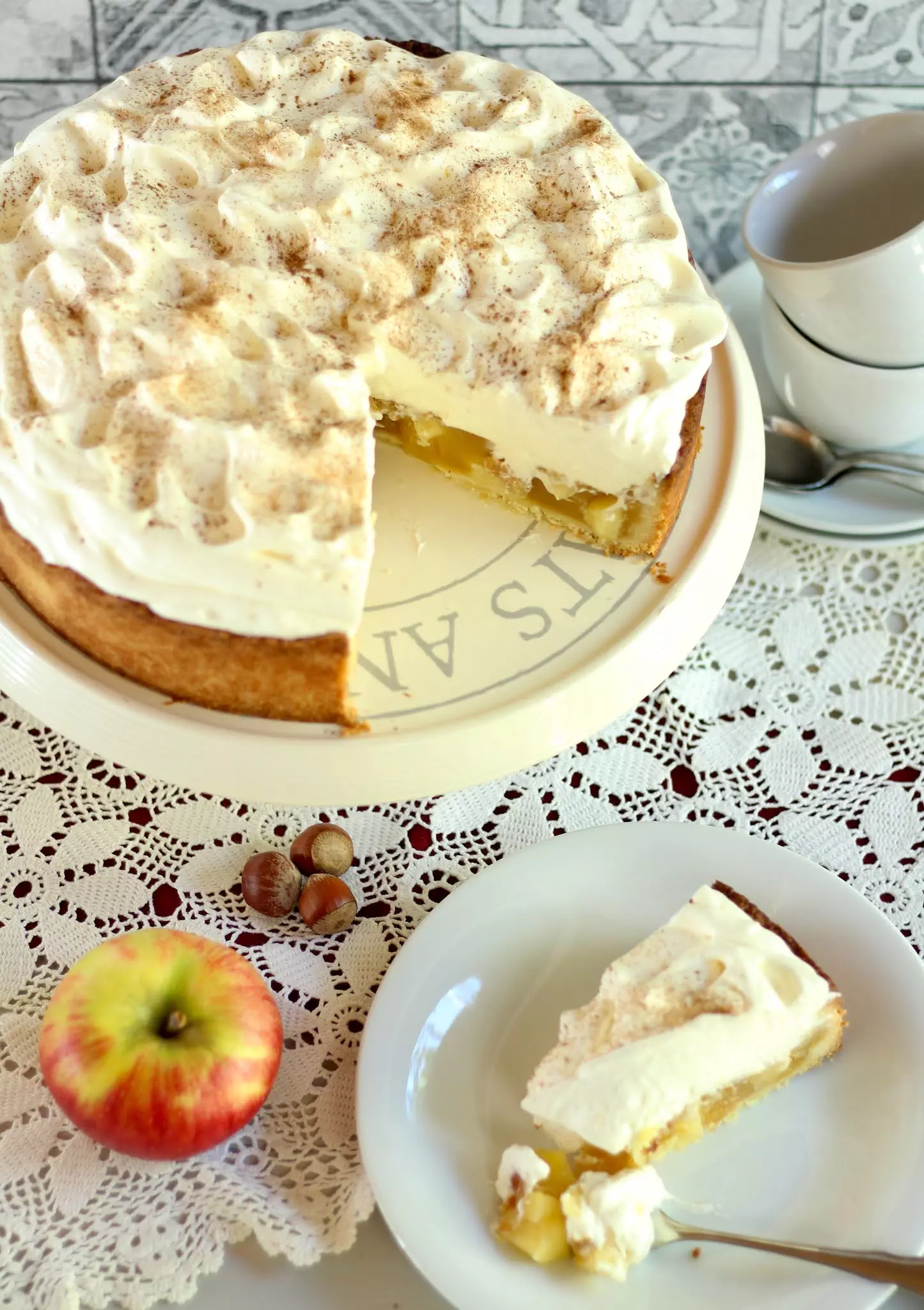 Himmlische Apfel-Schmand-Torte mit feinstem Mürbeteig, Apfel-Pudding-Fülle und Schmand-Zimt-Sahne! Rezept und Video von Sugarprincess