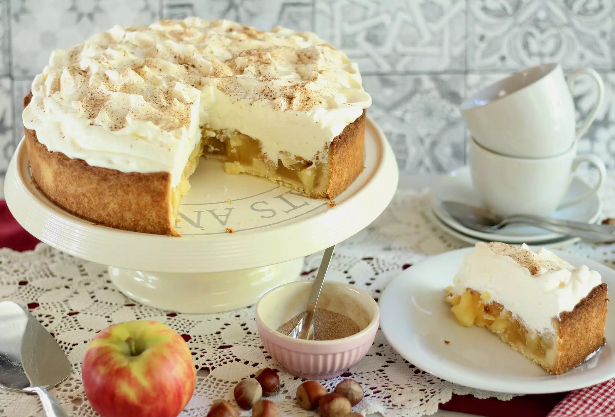 Himmlische Apfel-Schmand-Torte mit feinstem Mürbeteig, Apfel-Pudding-Fülle und Schmand-Zimt-Sahne! Rezept und Video von Sugarprincess