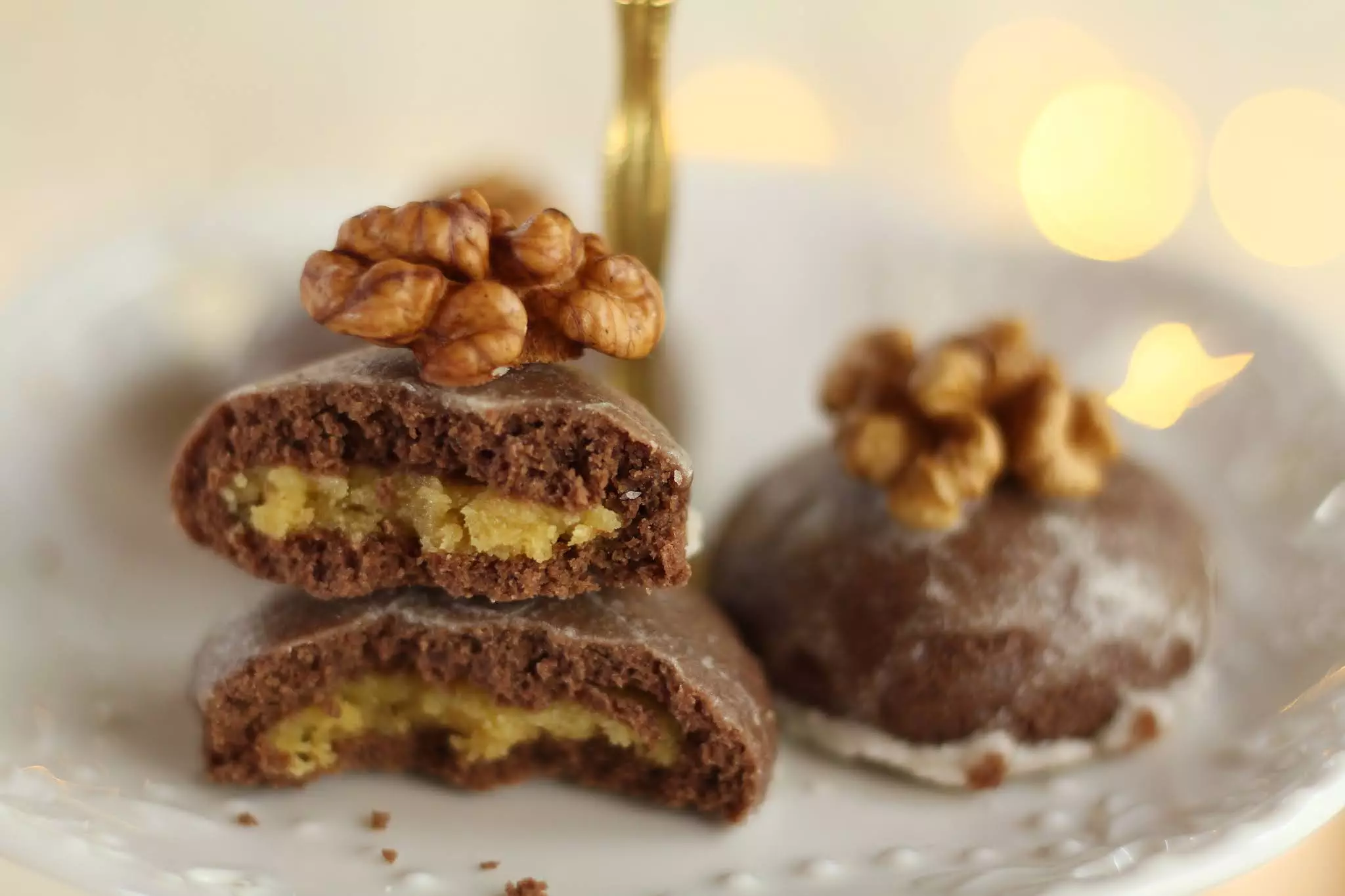 Saftiger, super feiner Marzipankuchen mit Schokoladenglasur und Mandeln! | Rezept und Video von Sugarprincess