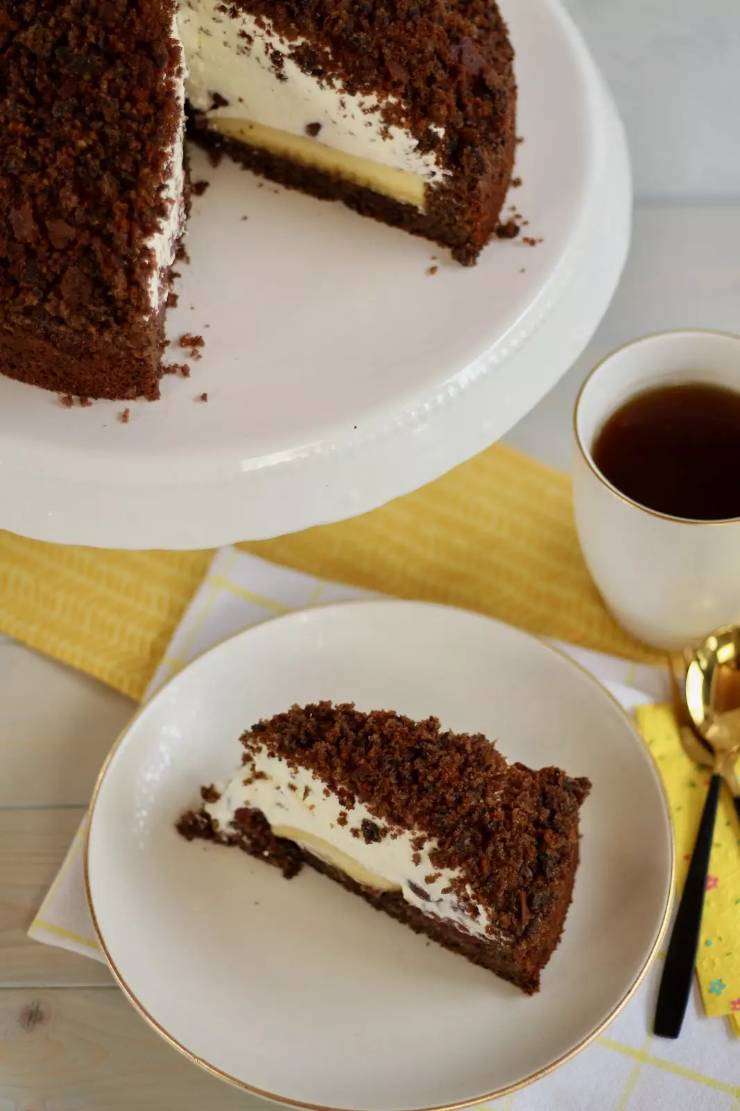 Saftige Maulwurftorte mit Schoko-Nussboden, Kirschen, Bananen und viel ...