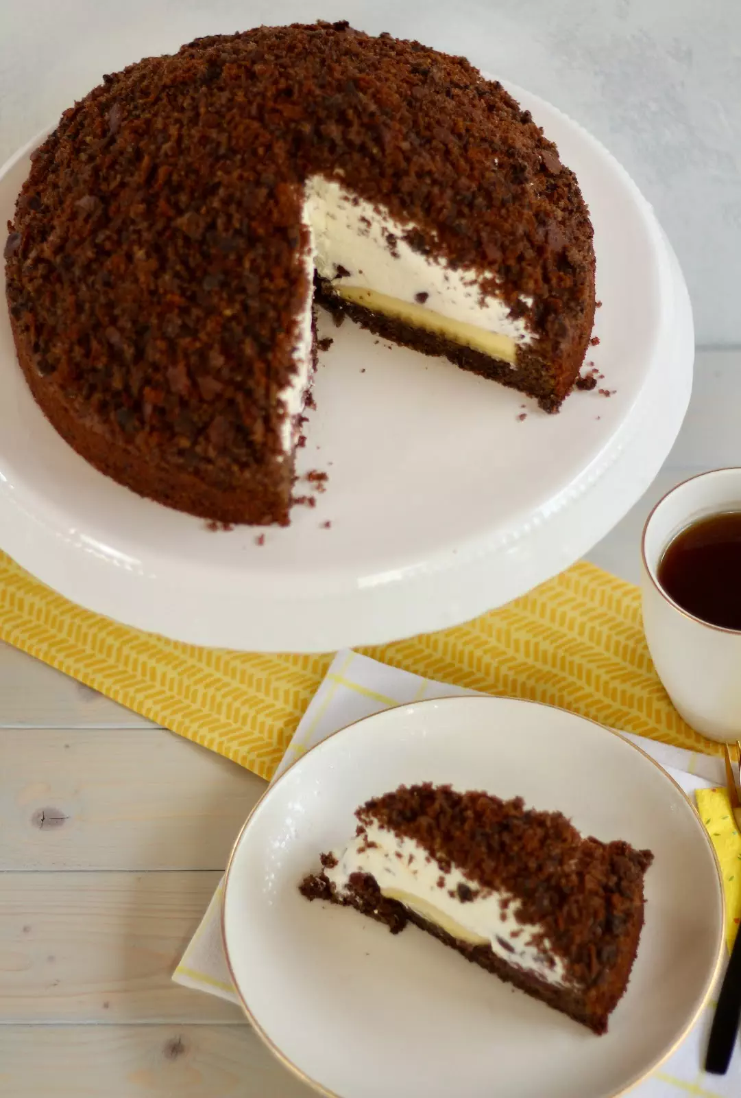 Saftige Maulwurftorte mit Schoko-Nussboden, Kirschen, Bananen und viel ...