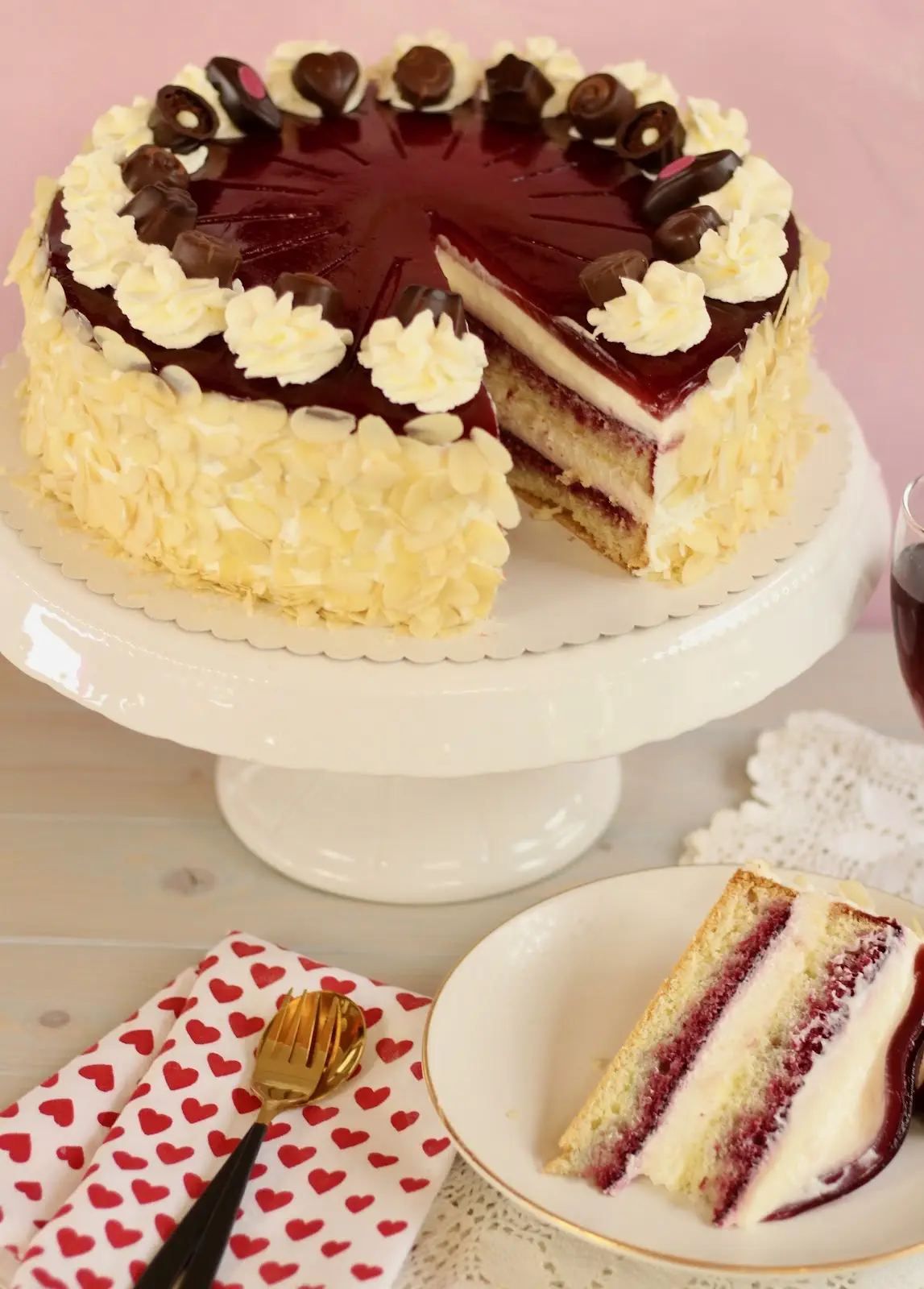 Fruchtig, cremig und außergewöhnlich: Holunder-Joghurt-Sahnetorte mit Rubin-Spiegel! Rezept und Video von Sugarprincess