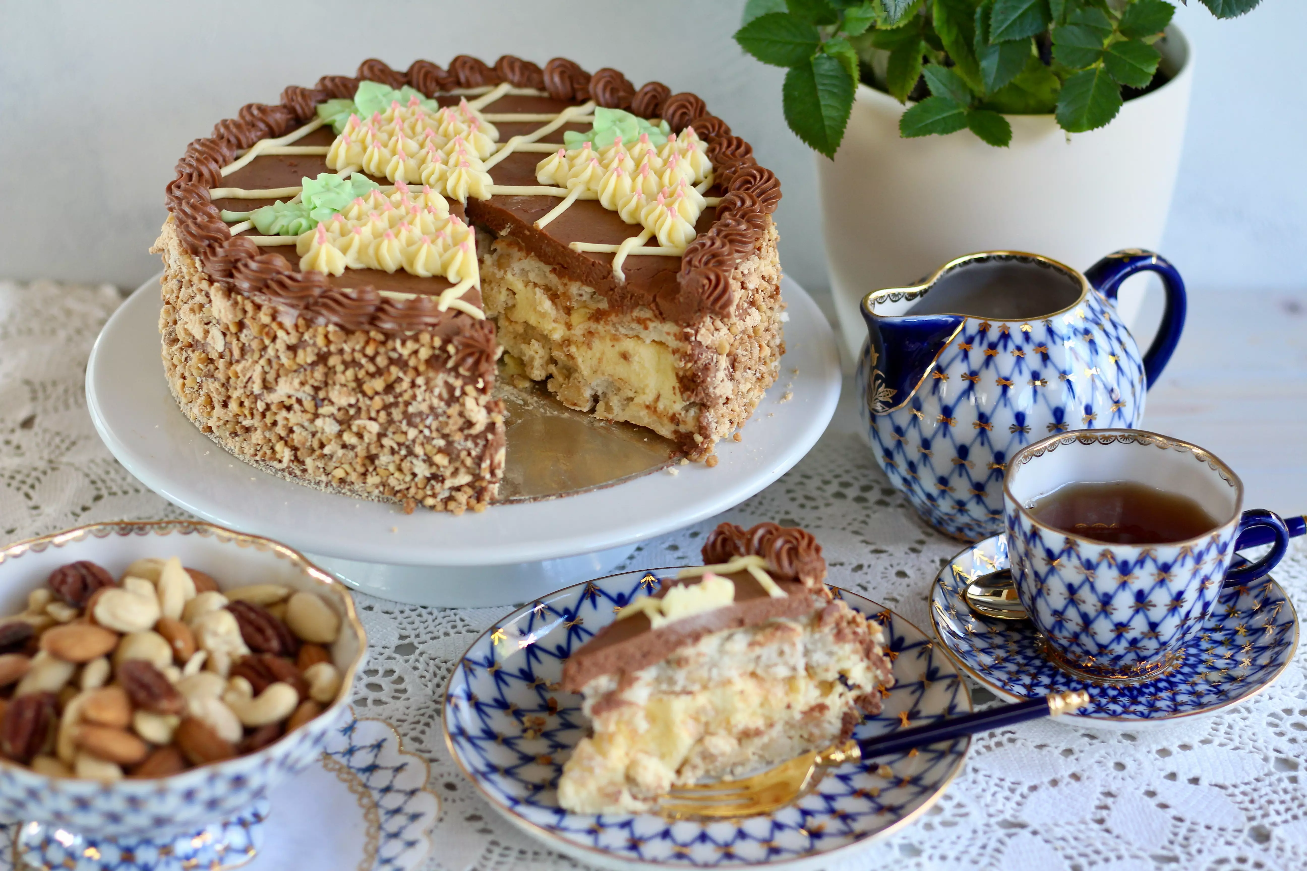 Der ukrainische Torten-Klassiker: Kiewer Torte! Unfassbar lecker, knusprig und cremig zugleich! Rezept und Video von Sugarprincess