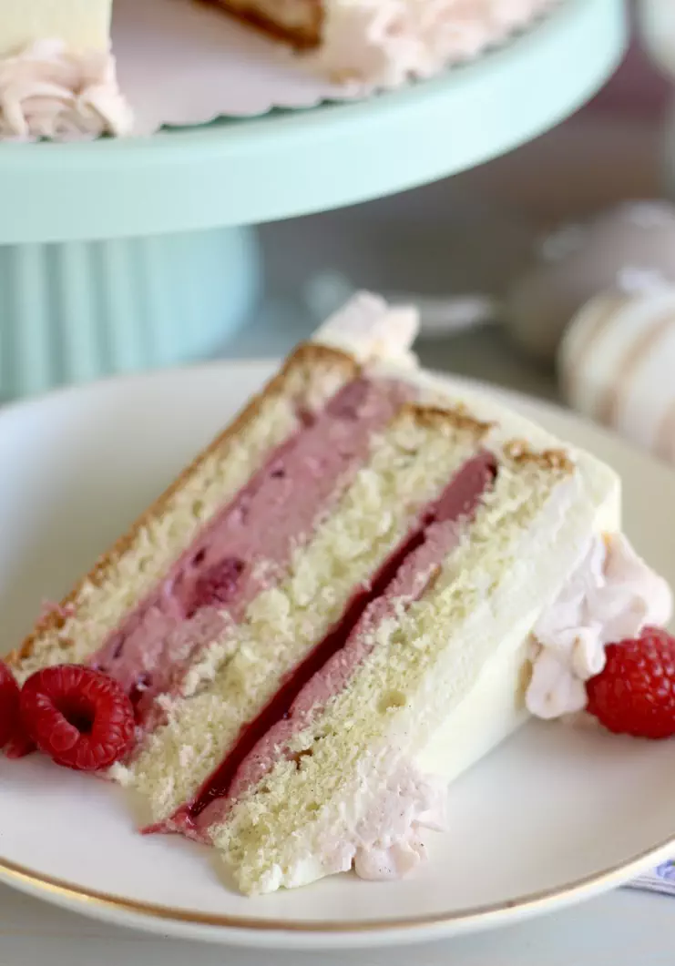 Traumhafte Himbeer-Sahnetorte mit Himbeerpudding-Konditorcreme ...