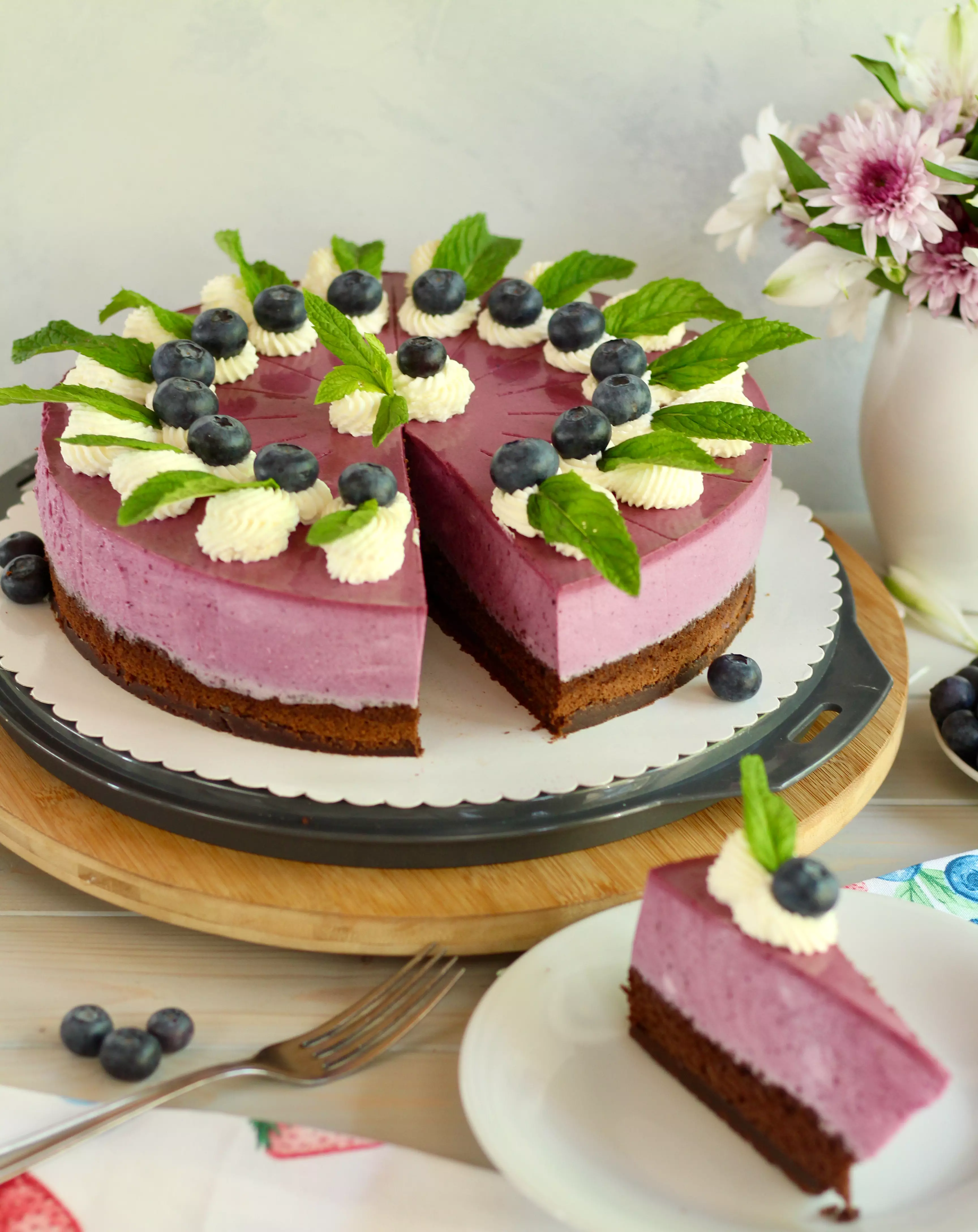 Erfrischende Blaubeer-Buttermilch-Torte ohne oder mit Backen | Rezept und Video von Sugarprincess