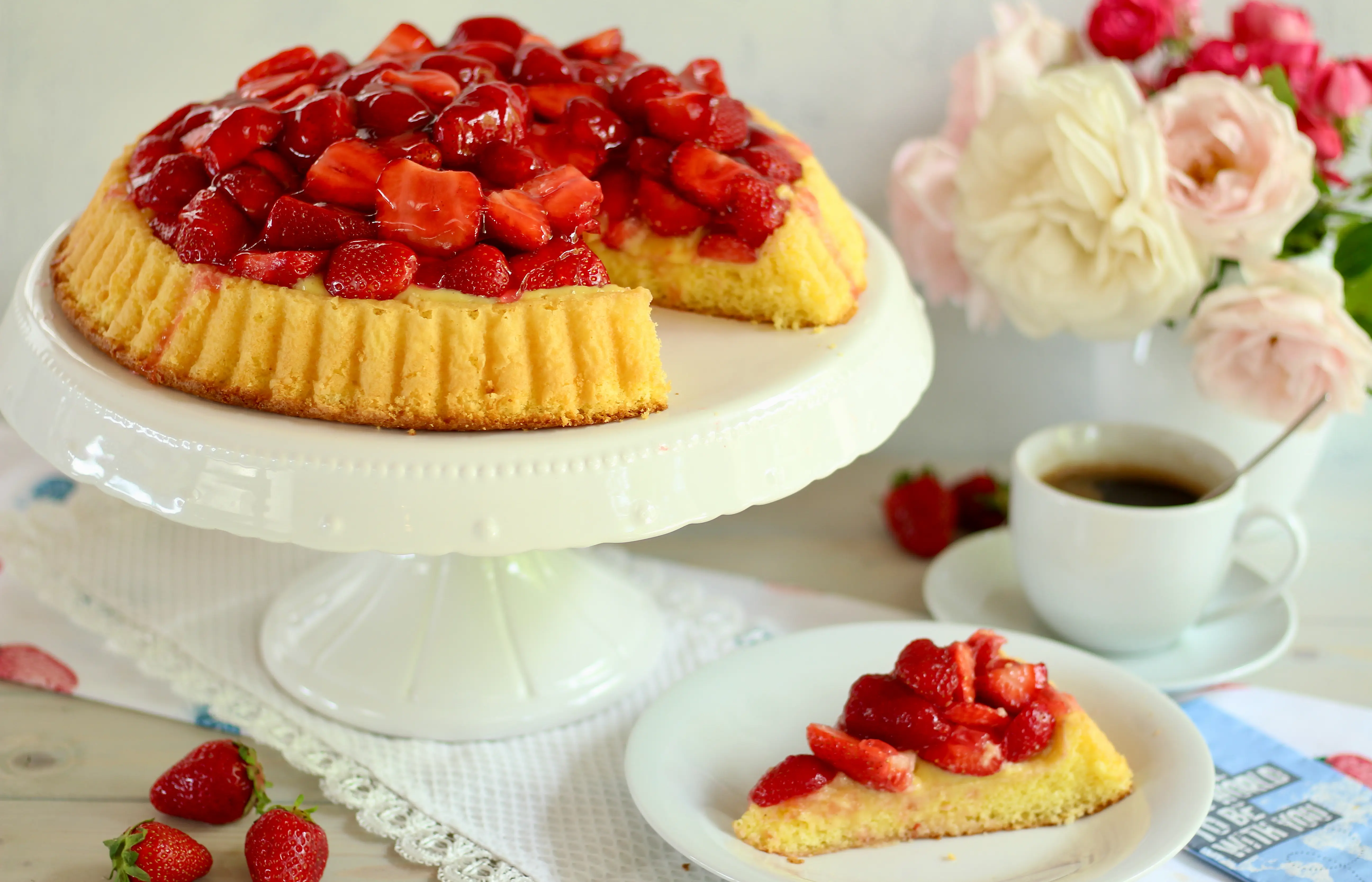 Der Klassiker: Leckerer Erdbeerkuchen mit Vanillecreme und dem allerbesten Obstboden! Selber gebacken wie vom Bäcker! Video und Rezept von Sugarprincess