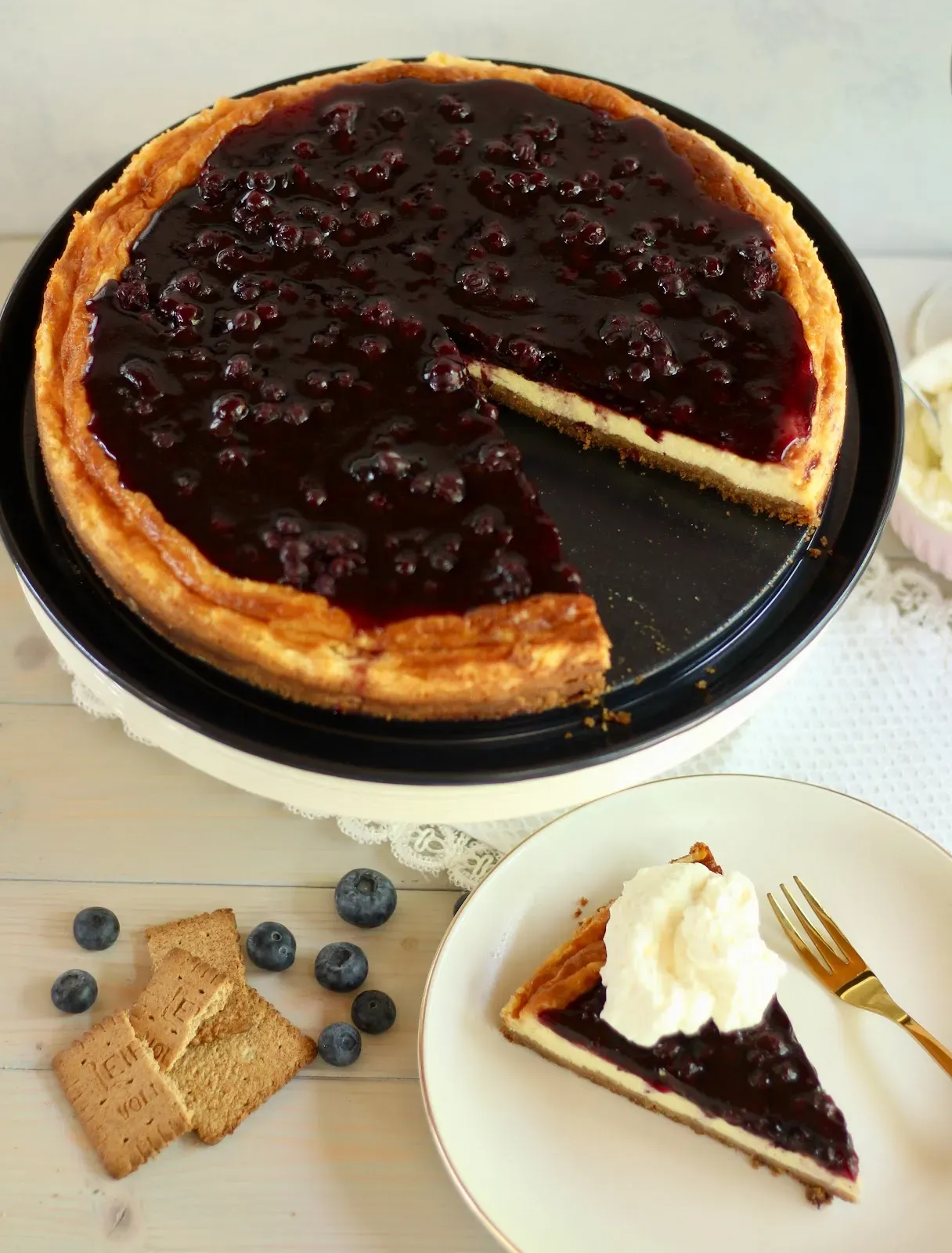Ultra cremiger Heidelbeer-Käsekuchen mit viel Crème fraîche und herb ...