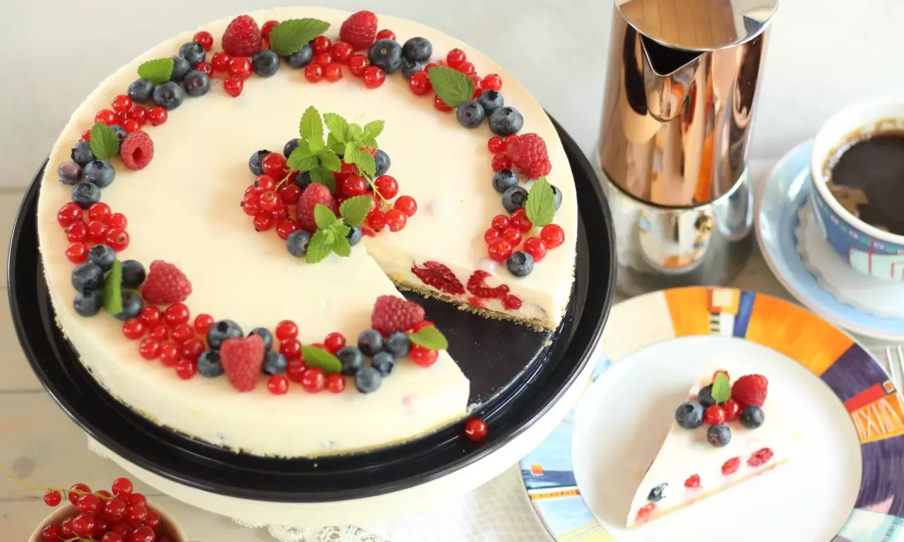 Sommerliche Beerentorte mit erfrischender Joghurt-Creme ohne Backen | Rezept und Video