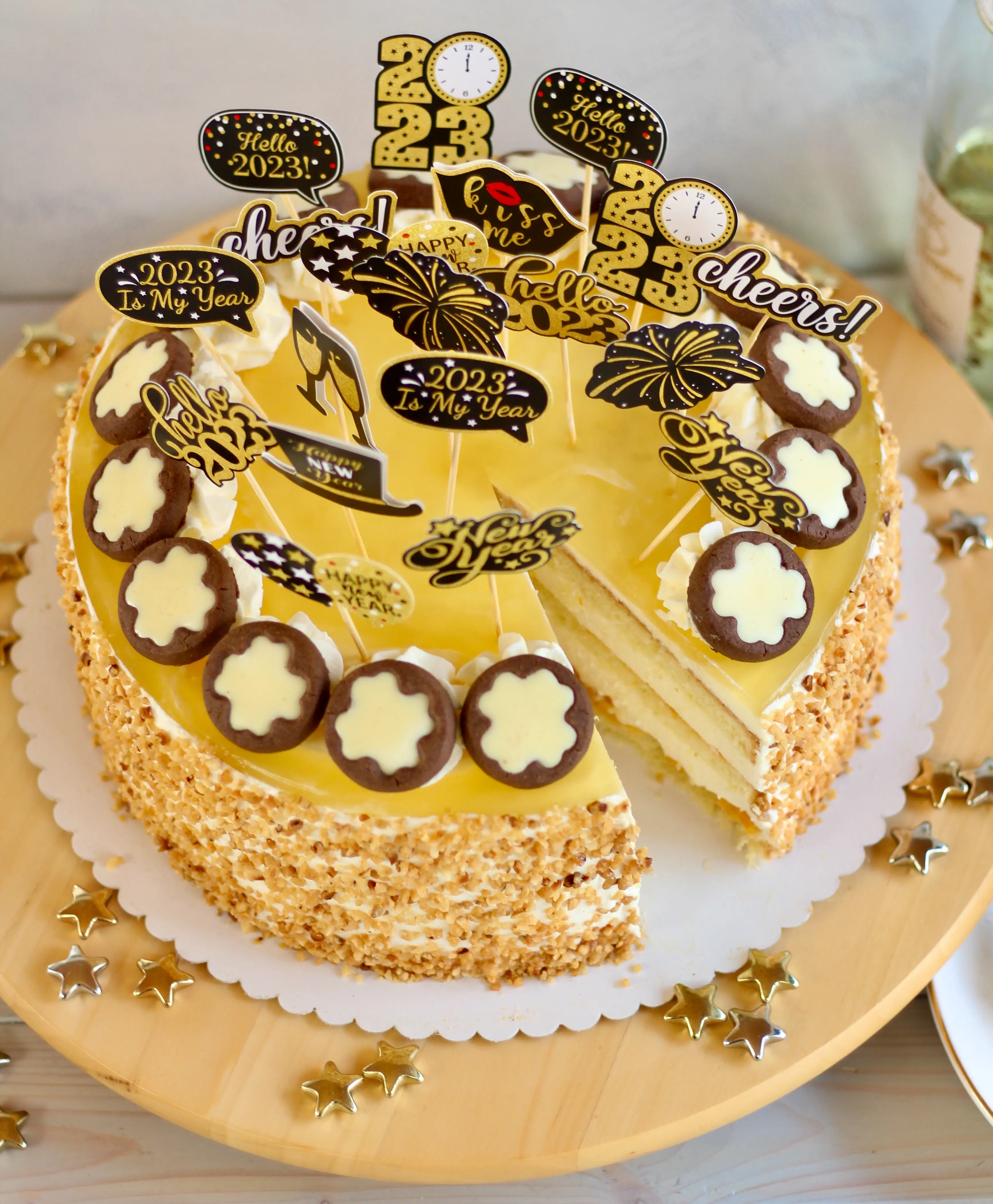 Fruchtig-prickelnde Silvestertorte mit Orangenbiskuit, Sahne-Joghurt-Creme und Mandarinen | Rezept und Video von Sugarprincess | SCCC 2022 mit Gewinnspiel: Türchen Nr. 18