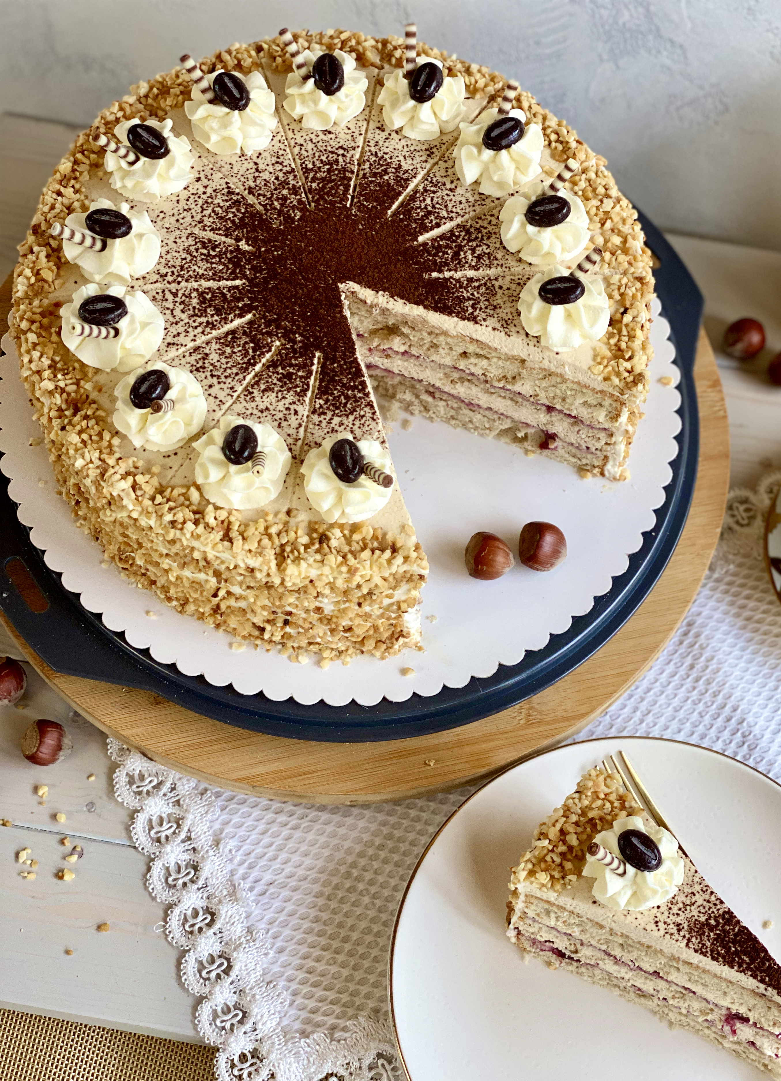 Belebende Cappuccino-Haselnuss-Sahnetorte | Rezept und Video von ...