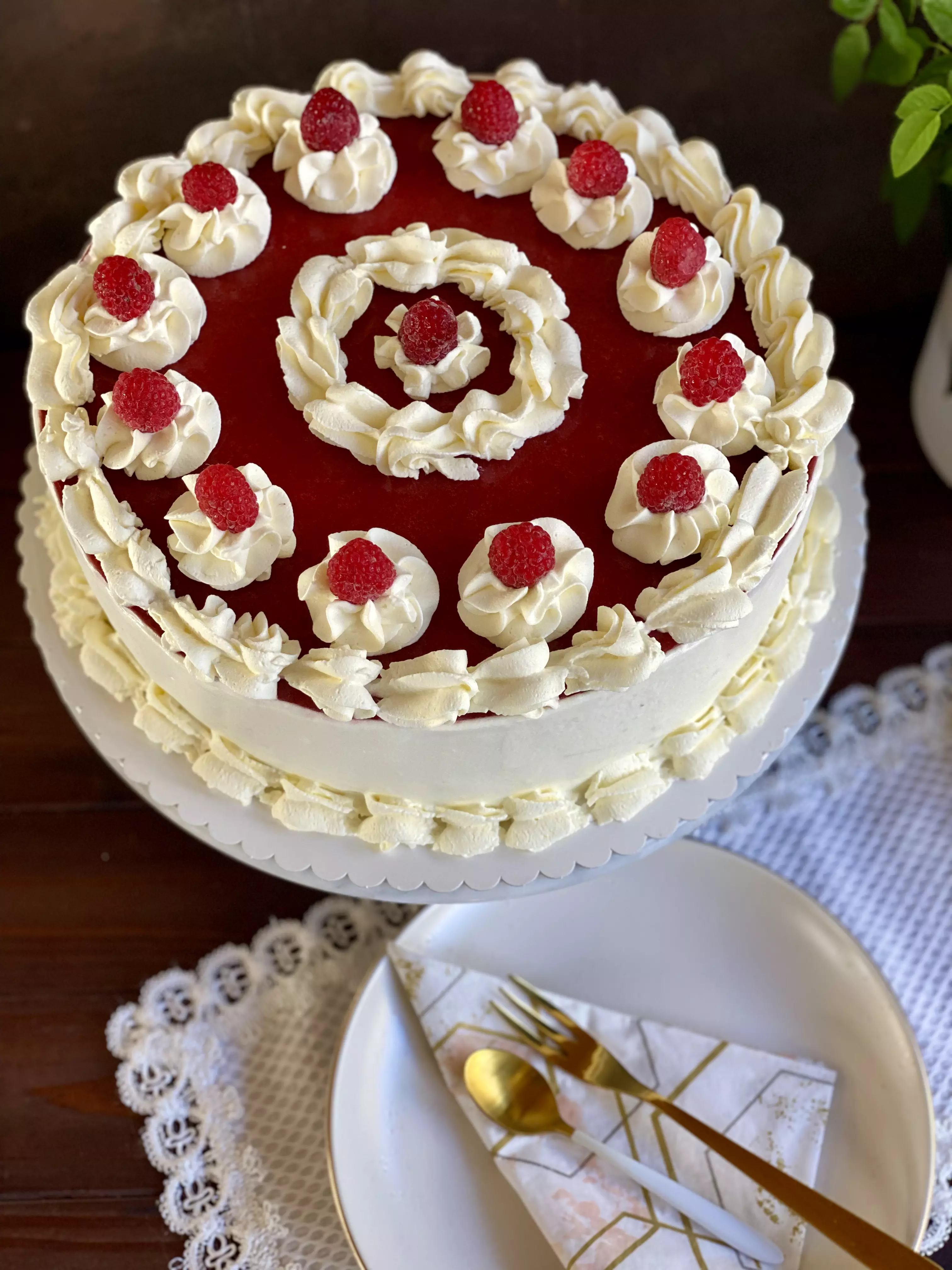 Zarte Erdbeer-Mango-Mousse-Torte mit Pistazien-Biskuit für Geburtstag oder Ostern! Rezept und Video von Sugarprincess
