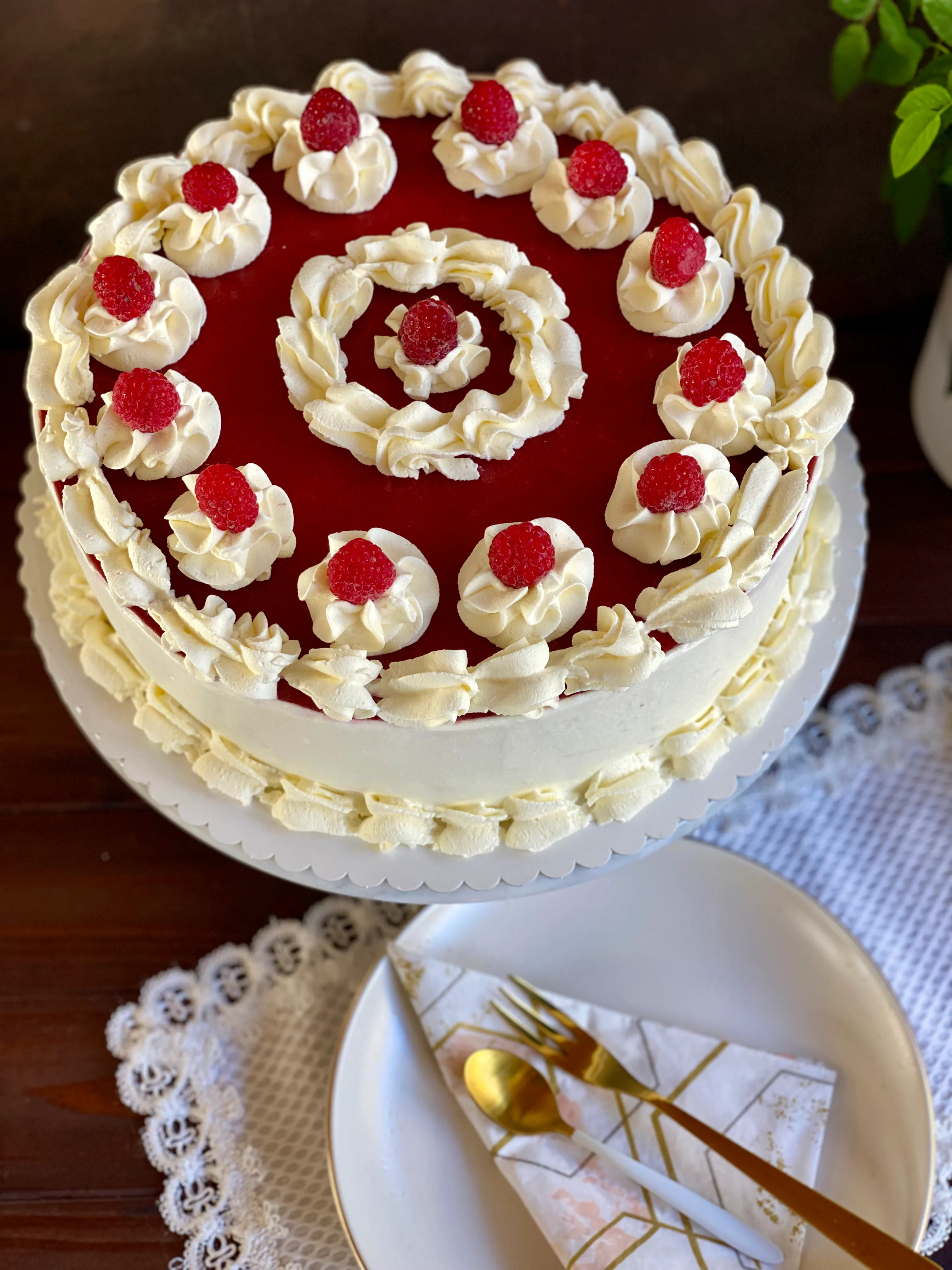Zarte Erdbeer-Mango-Mousse-Torte mit Pistazien-Biskuit für Geburtstag ...