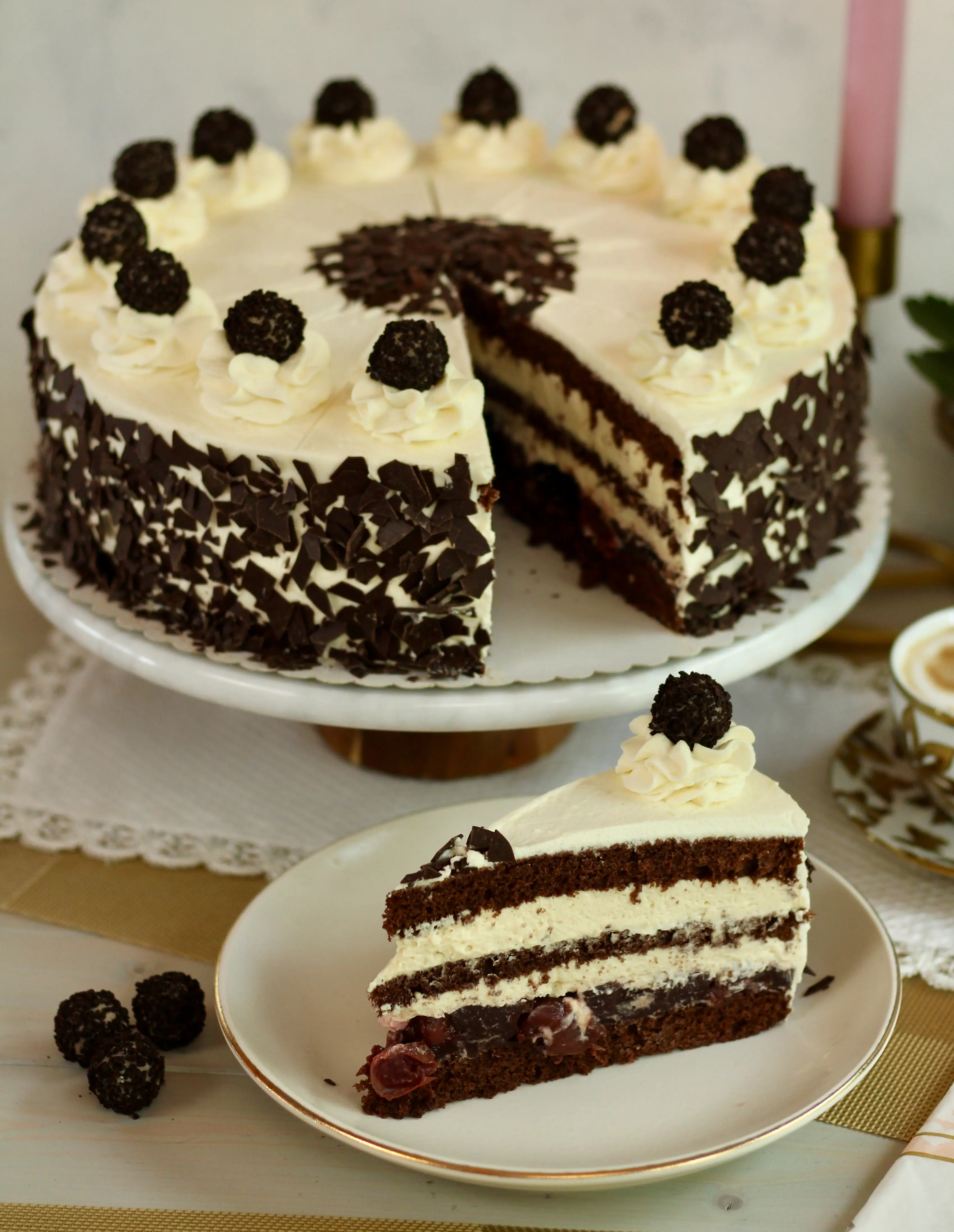 Traumhaft lecker! Festliche Baileys-Kirsch-Torte mit Schoko-Biskuit selber backen! Rezept und Video von Sugarprincess