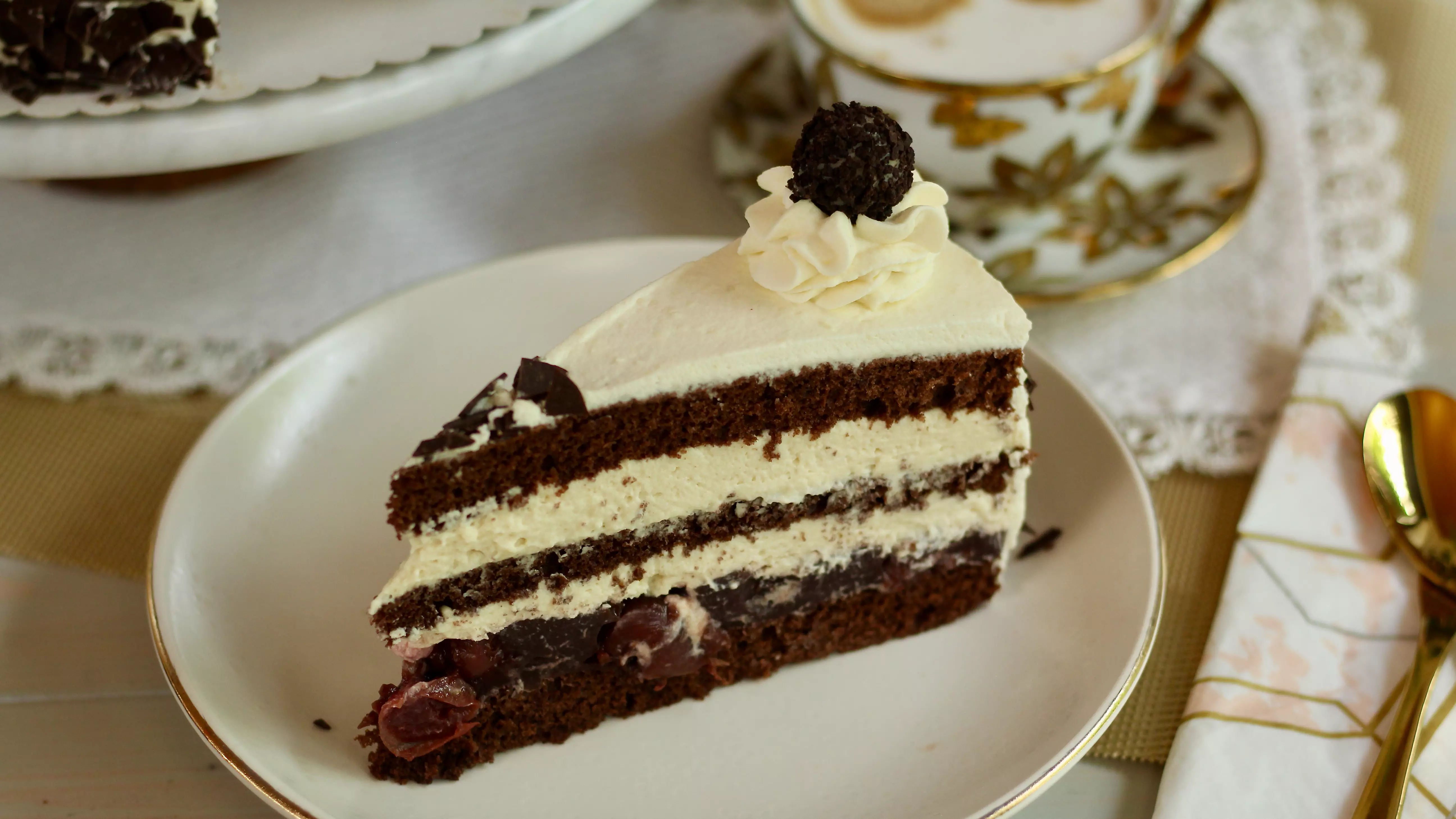 Traumhaft lecker! Festliche Baileys-Kirsch-Torte mit Schoko-Biskuit ...