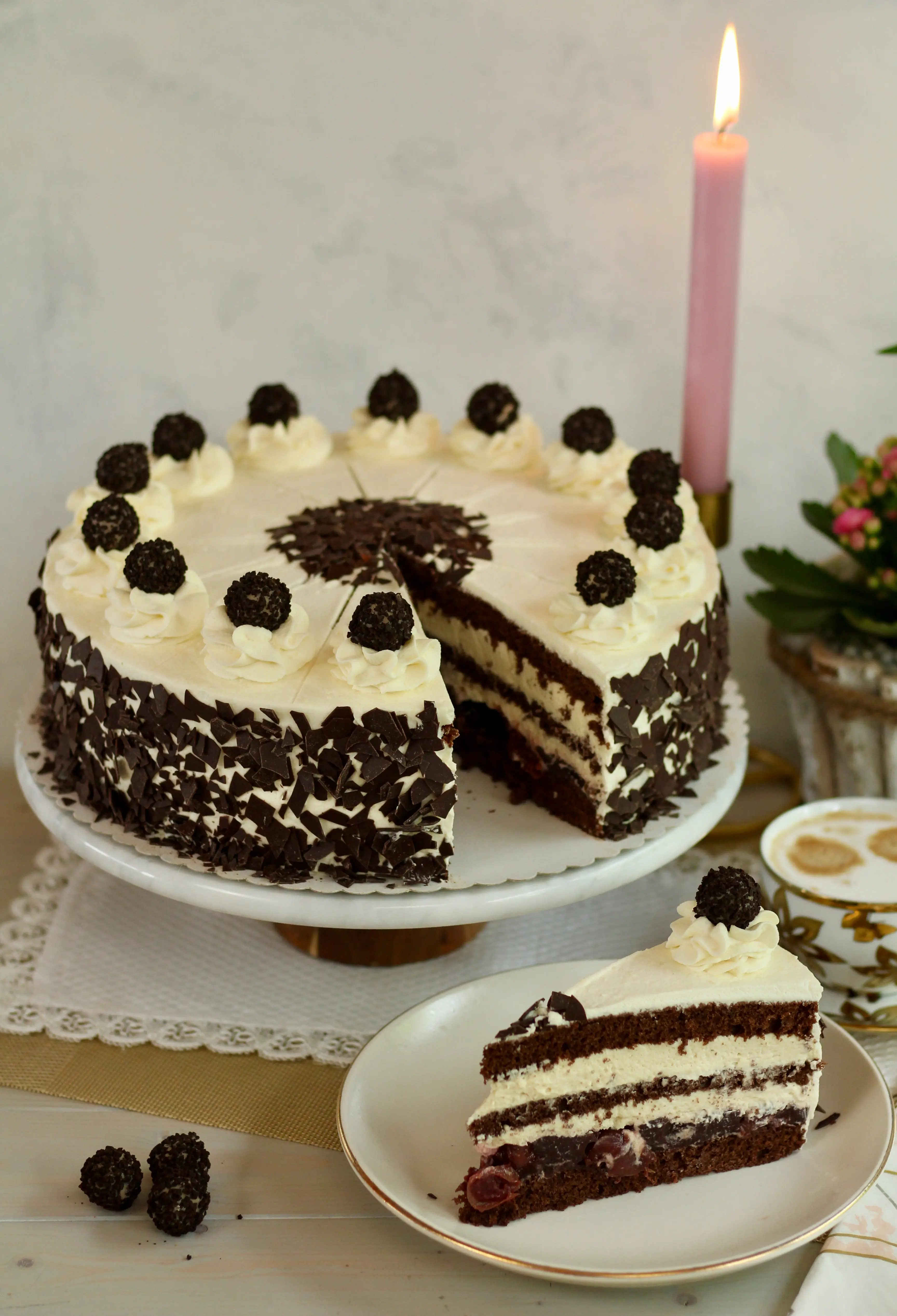 Traumhaft lecker! Festliche Baileys-Kirsch-Torte mit Schoko-Biskuit selber backen! Rezept und Video von Sugarprincess