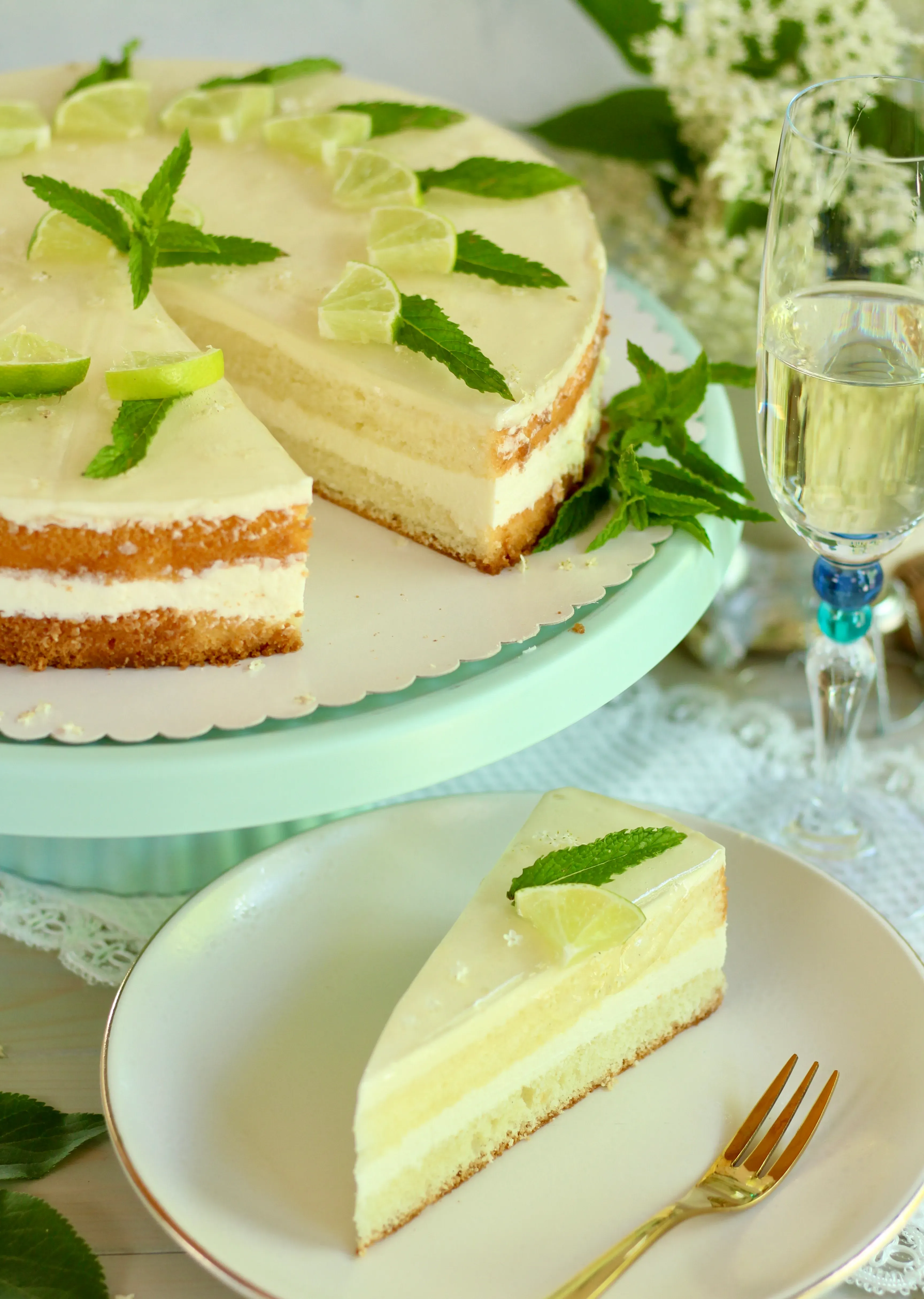 Erfrischend-spritzige Sommertorte! Hugo-Torte mit Holunderblüten ...