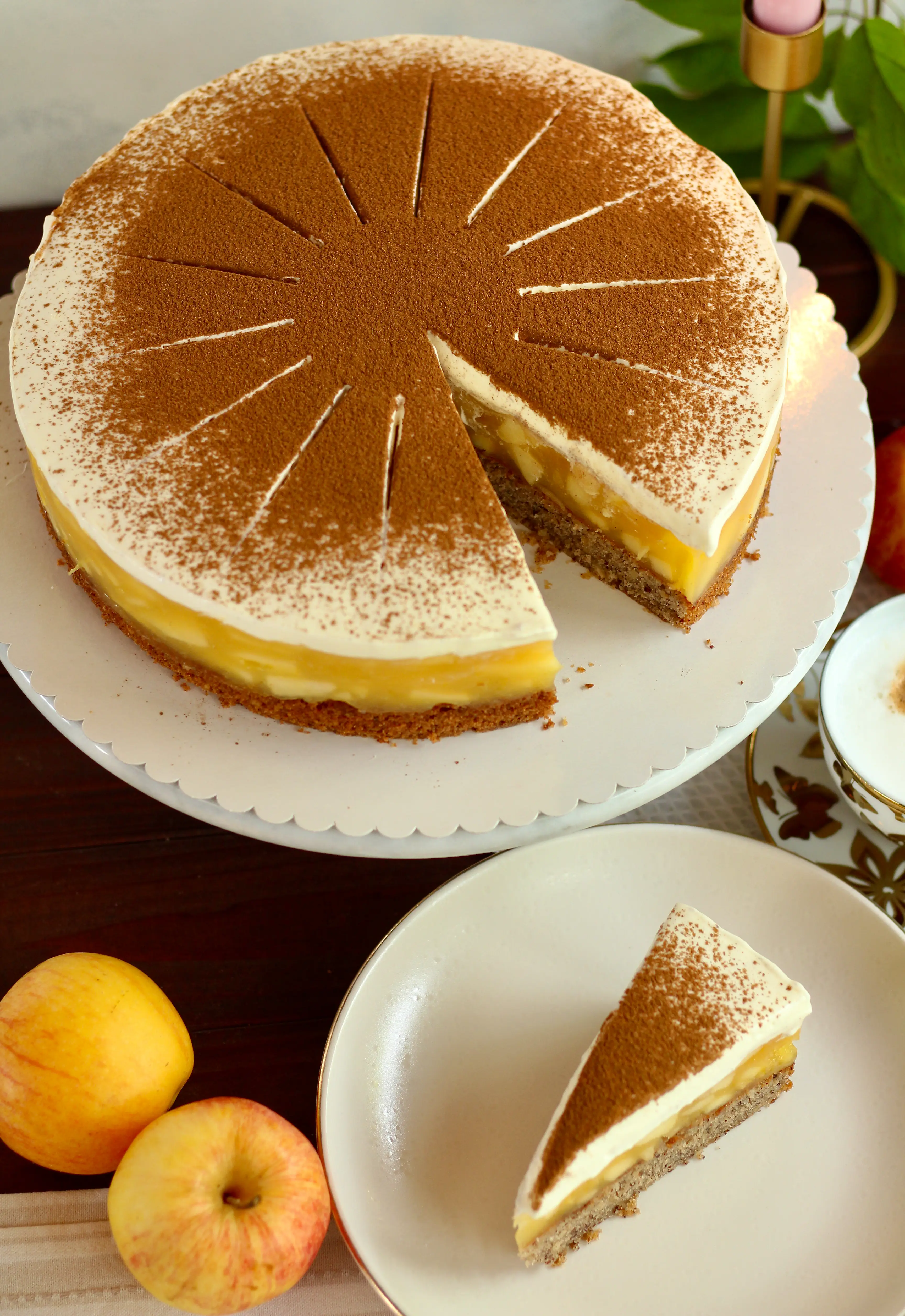 Leckerste Apfeltorte mit Nussboden und Zimt-Sahne-Haube selber backen! Rezept und Video
