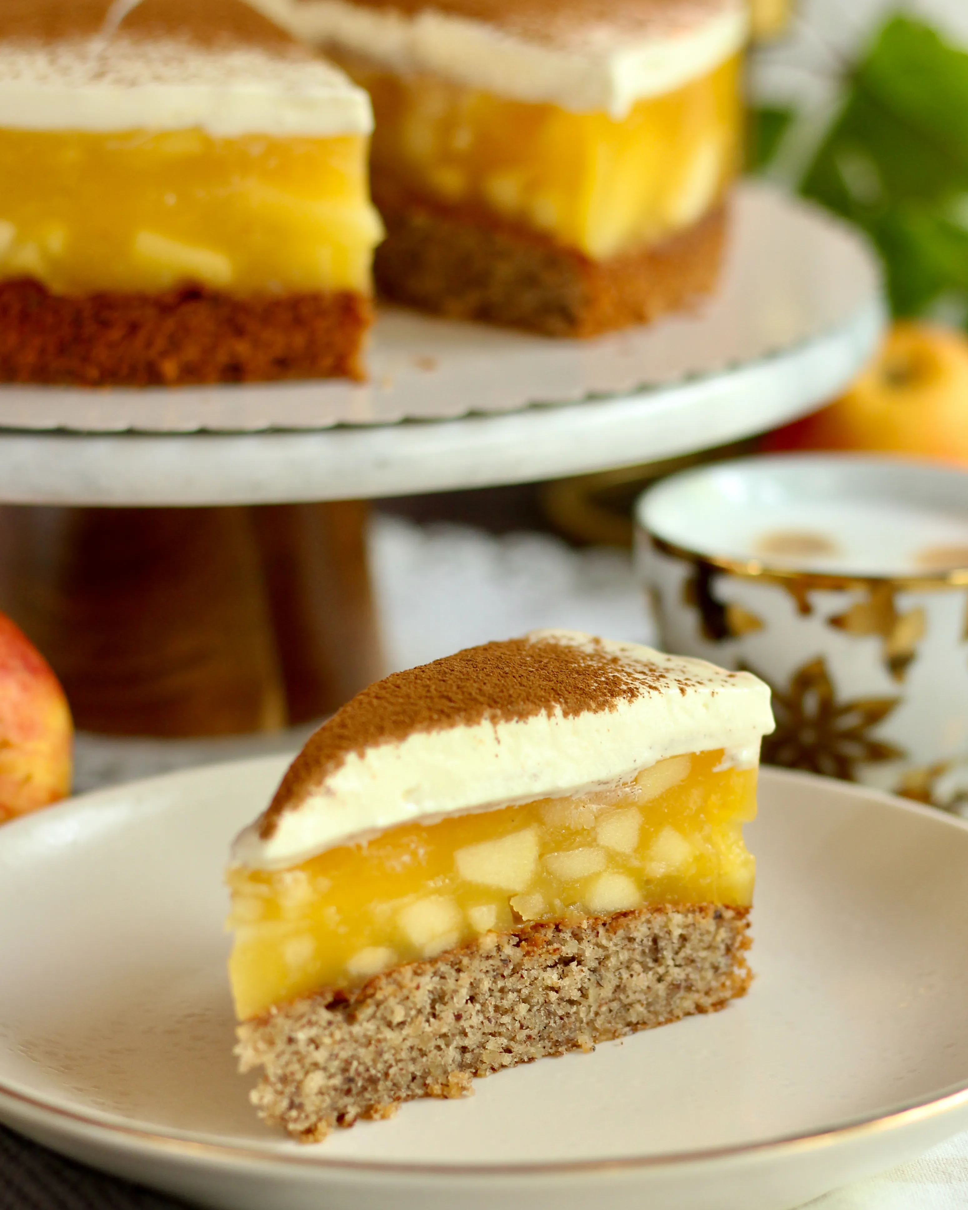 Leckerste Apfeltorte mit Nussboden und Zimt-Sahne-Haube selber backen ...