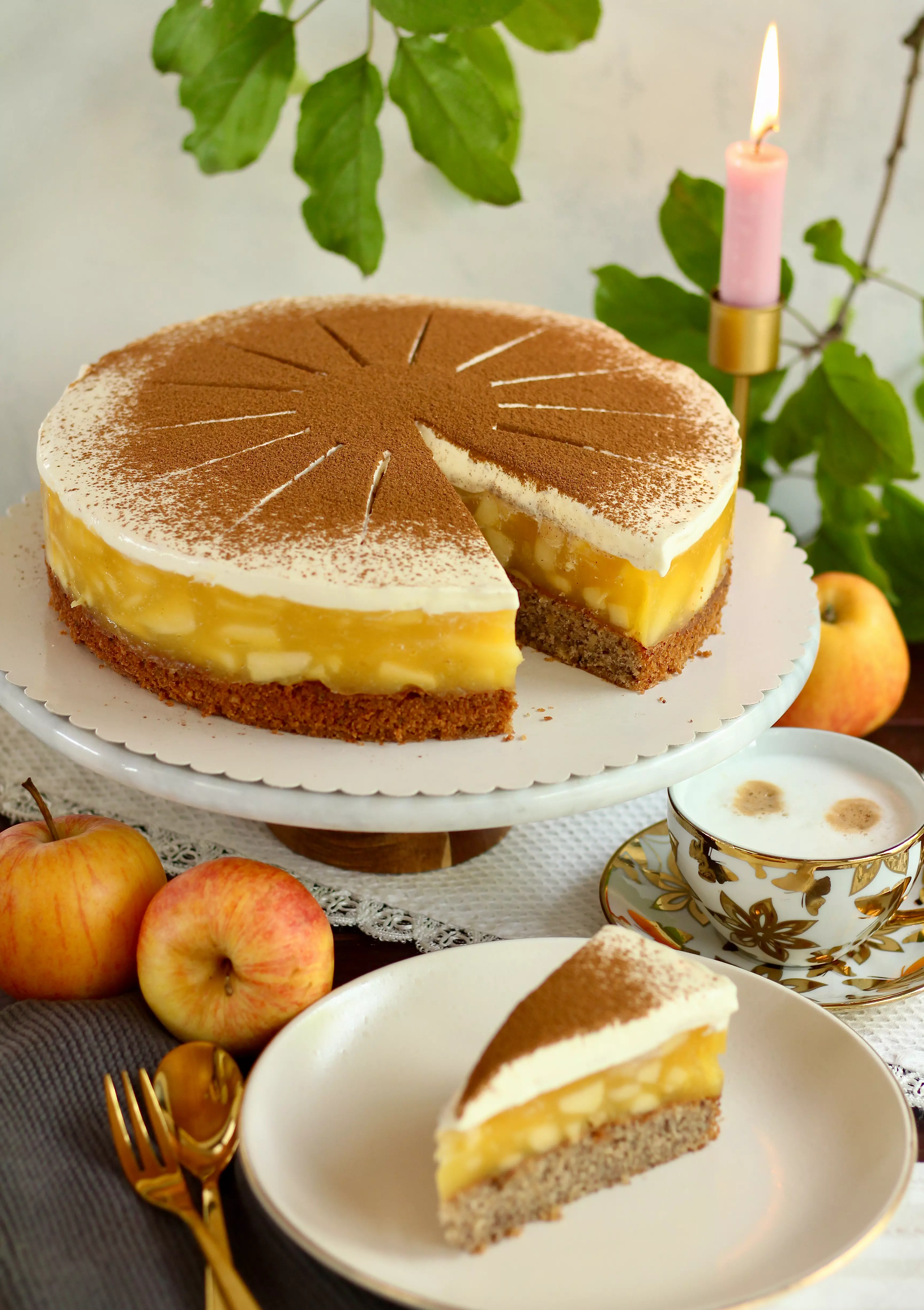 Leckerste Apfeltorte mit Nussboden und Zimt-Sahne-Haube selber backen ...