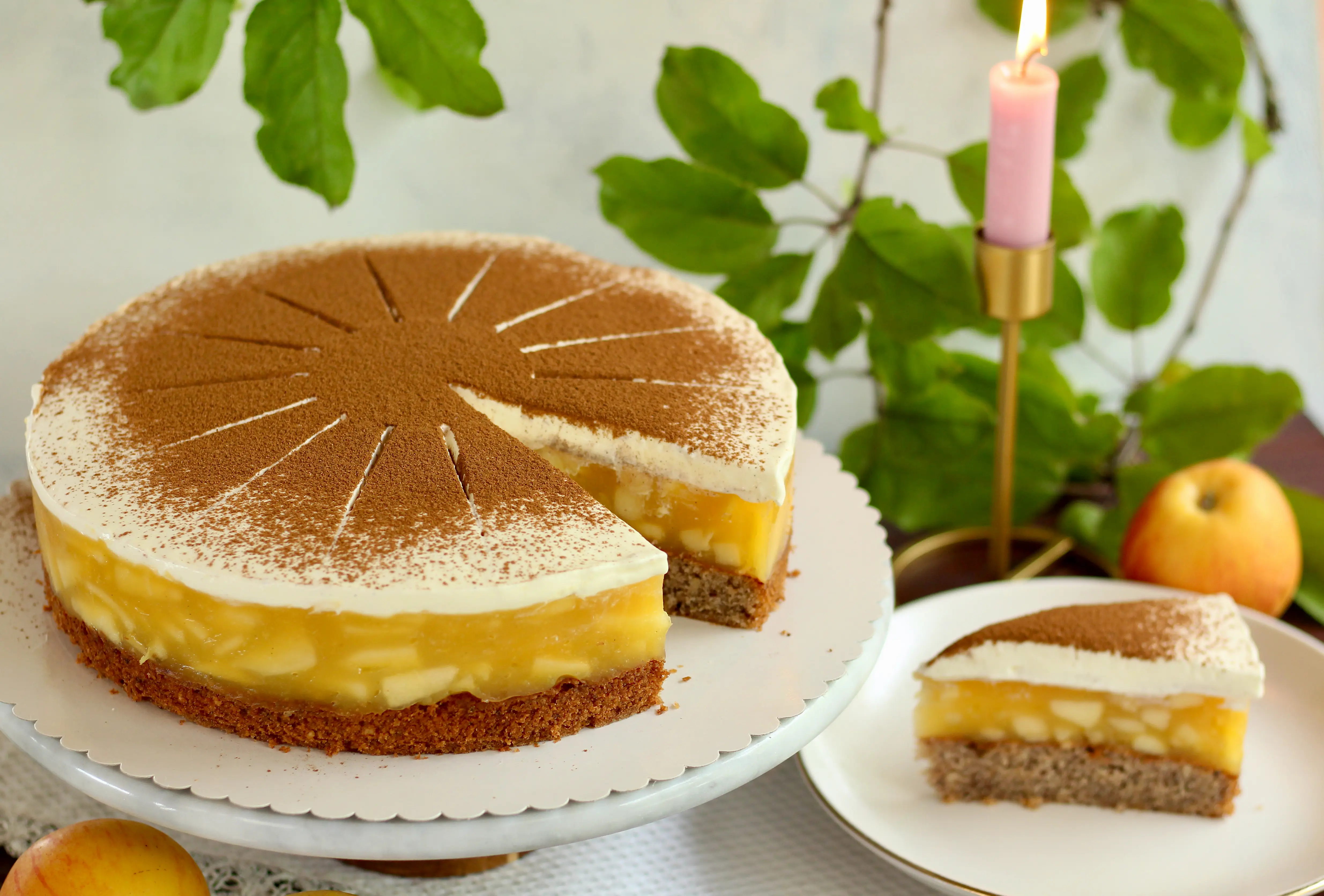 Leckerste Apfeltorte mit Nussboden und Zimt-Sahne-Haube selber backen! Rezept und Video