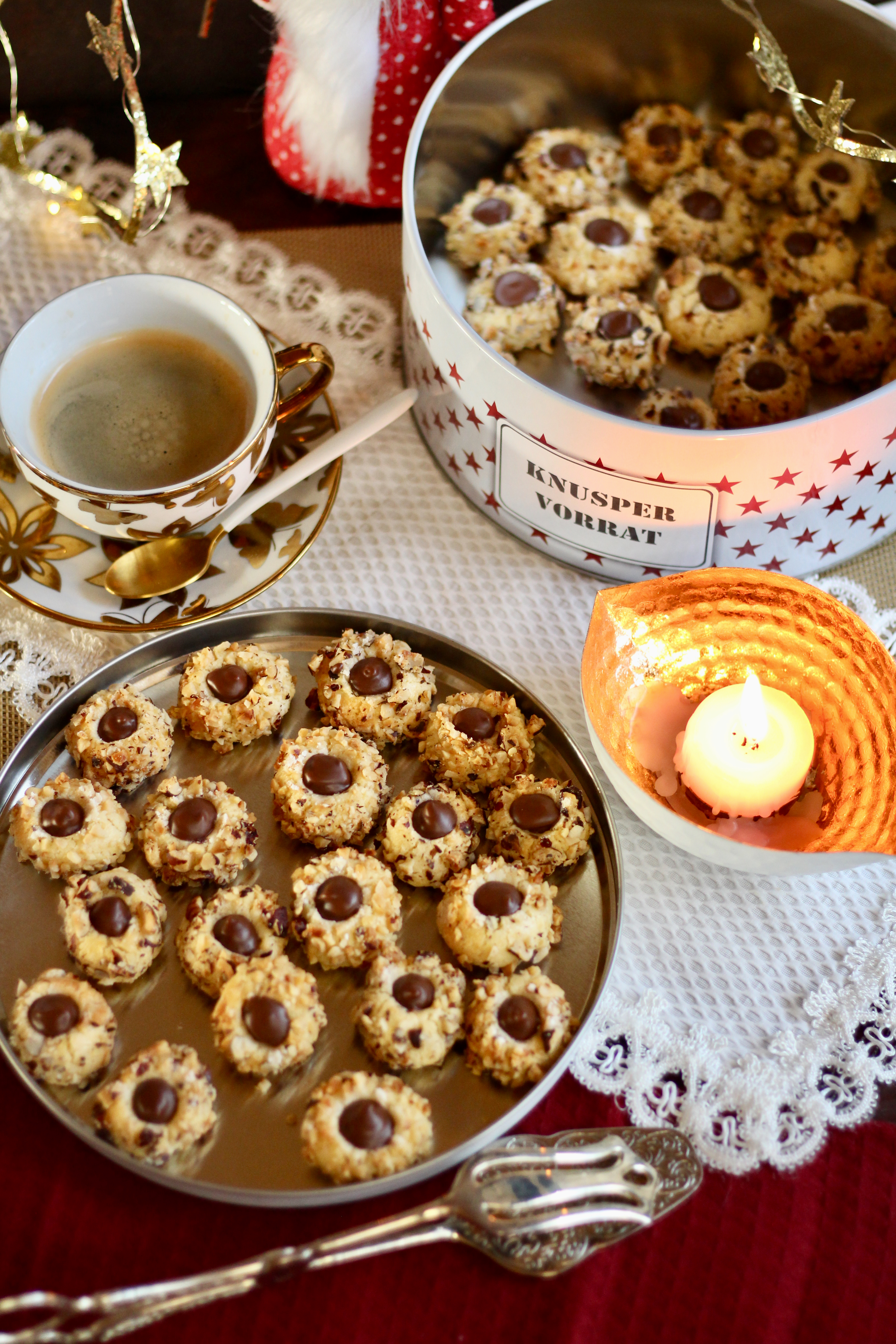 Knusprige Haselnussküsschen mit Nuss-Nougat-Füllung backen! Plätzchen ...