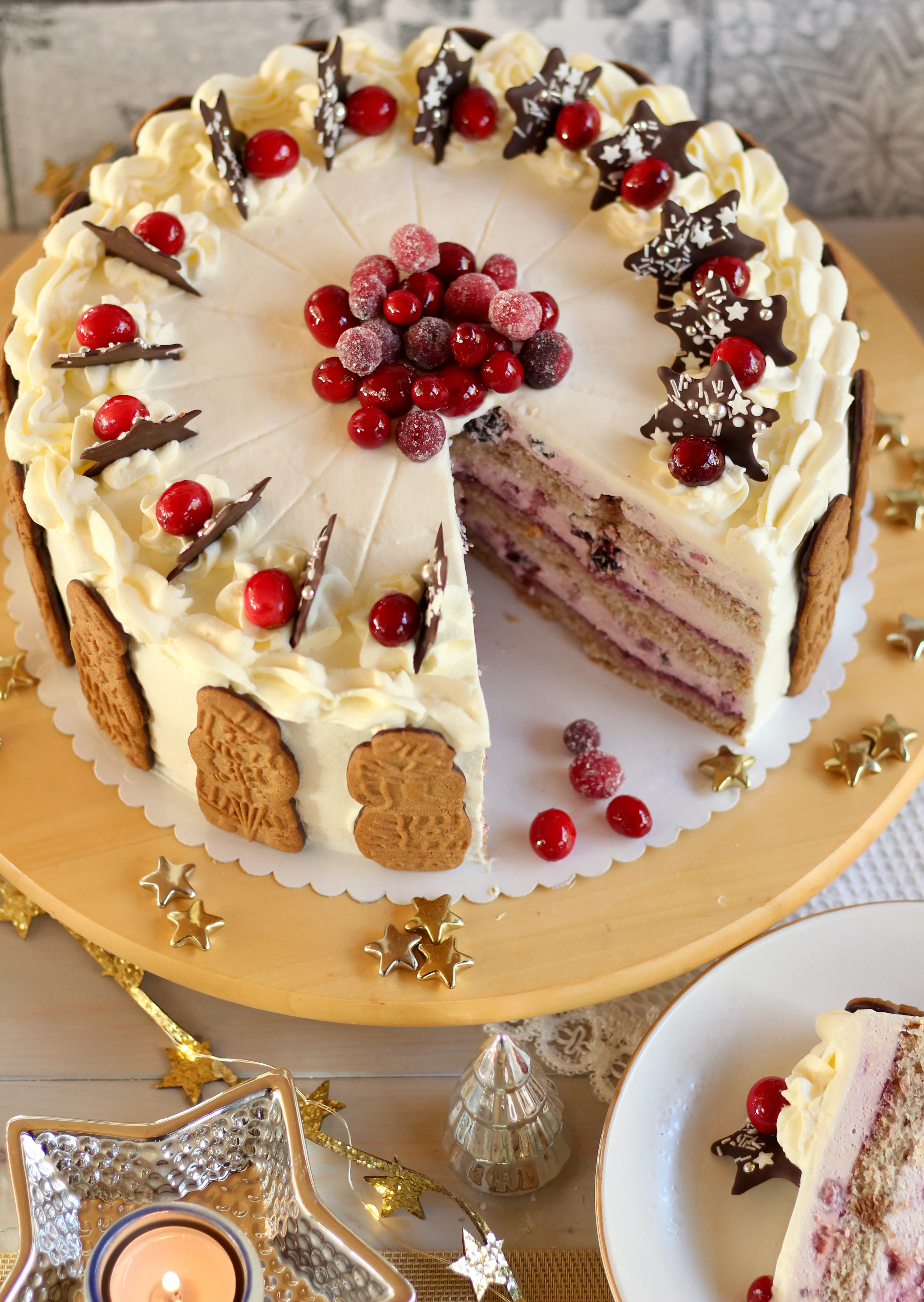 Weihnachtliche Käse-Sahnetorte mit Spekulatius-Biskuit, Granatapfel und ...