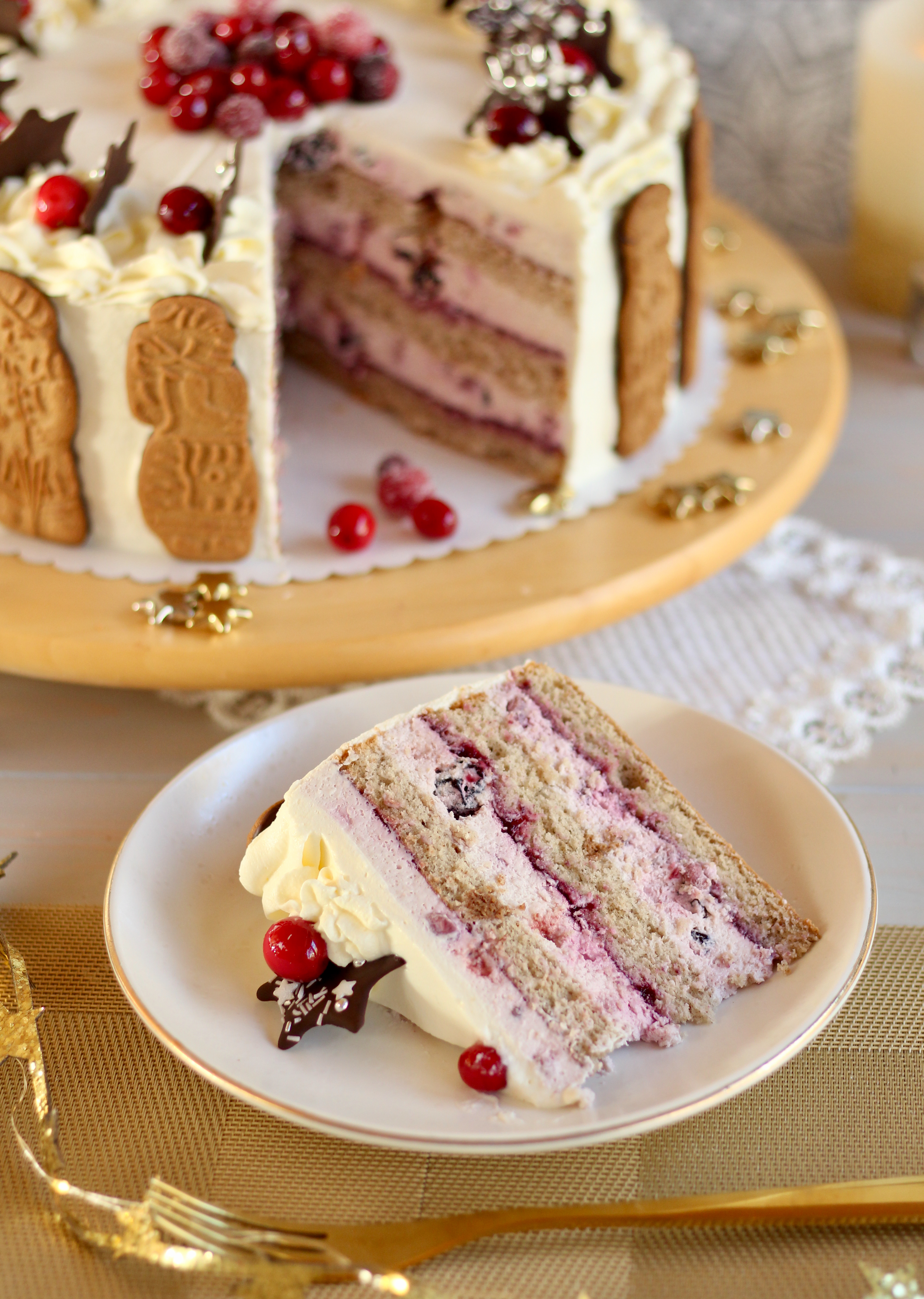 Weihnachtliche Käse-Sahnetorte mit Spekulatius-Biskuit, Granatapfel und ...