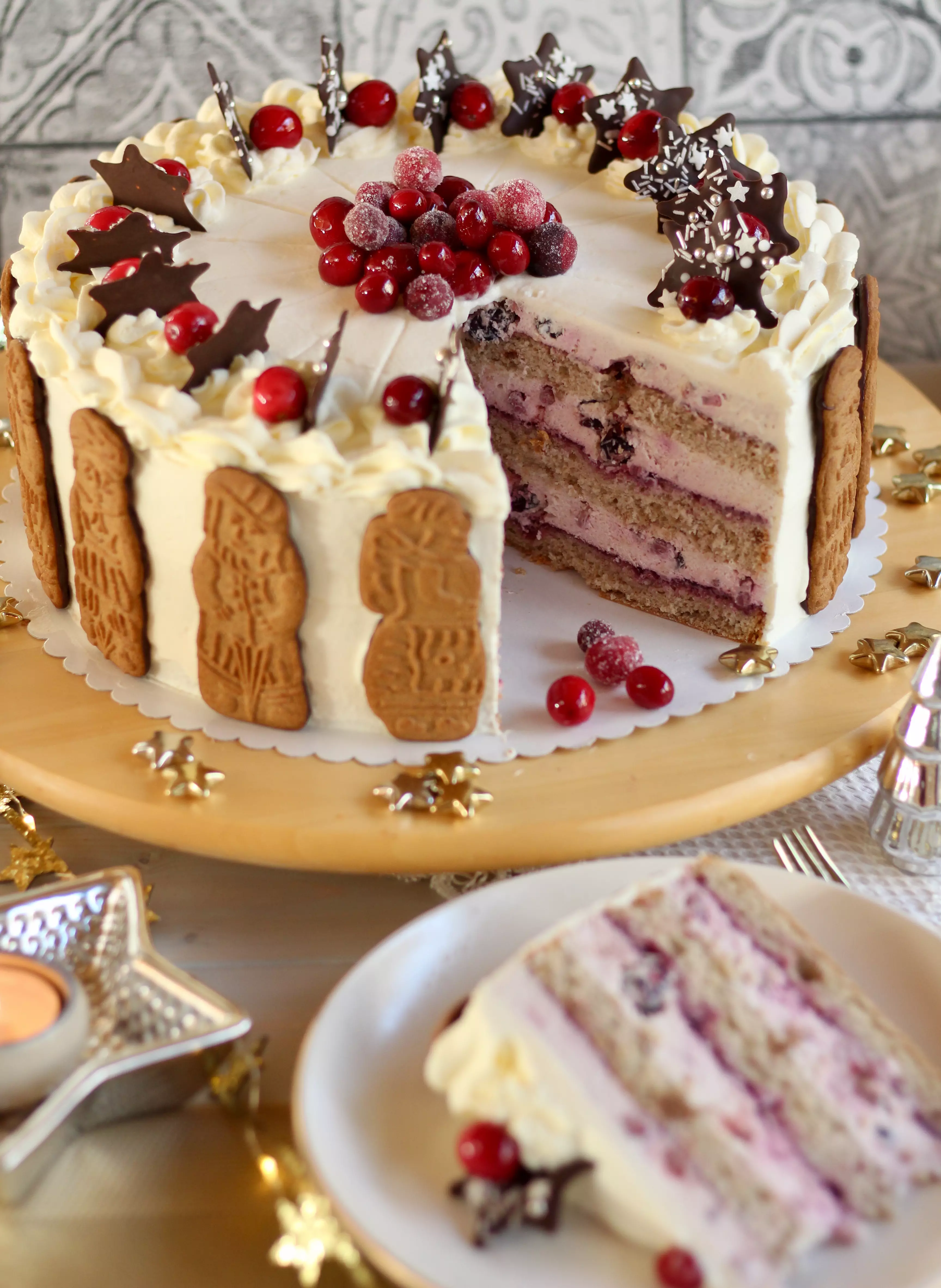 Weihnachtliche Käse-Sahnetorte mit Spekulatius-Biskuit, Granatapfel und ...