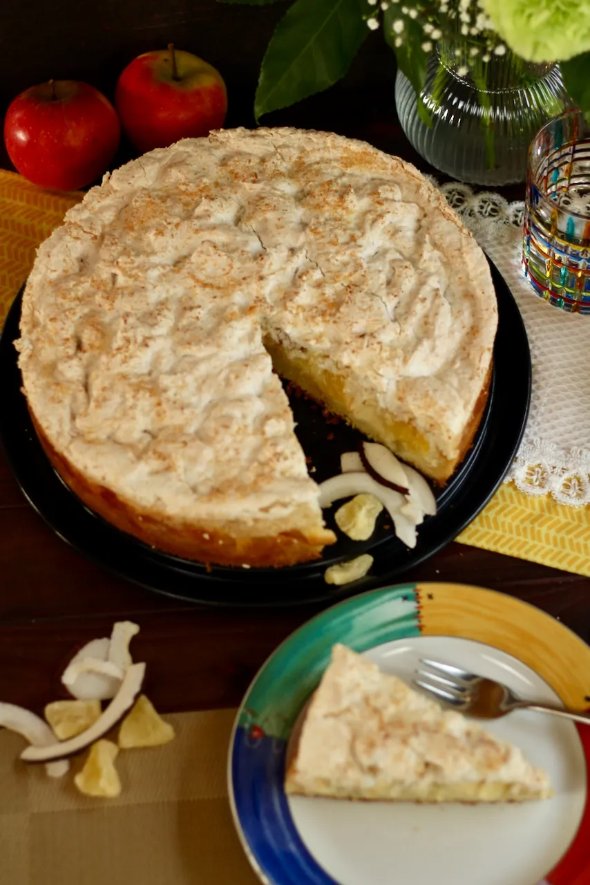 Saftige Apfeltorte mit Kokos-Baiser-Haube und Ananas backen! Rezept und ...