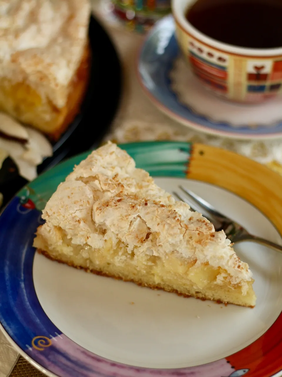 Saftige Apfeltorte mit Kokos-Baiser-Haube und Ananas backen! Rezept und ...