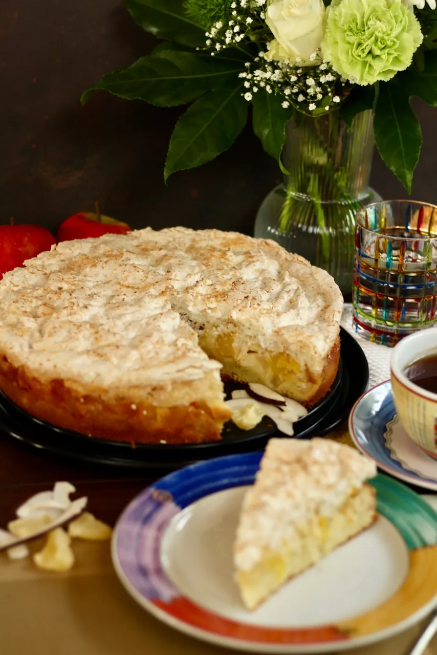 Saftige Apfeltorte mit Kokos-Baiser-Haube und Ananas backen! Rezept und ...