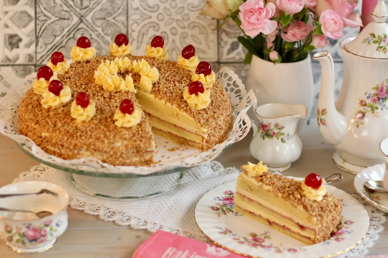 Frankfurter Kranz Torte backen: Klassiker mit Vanille-Buttercreme ...
