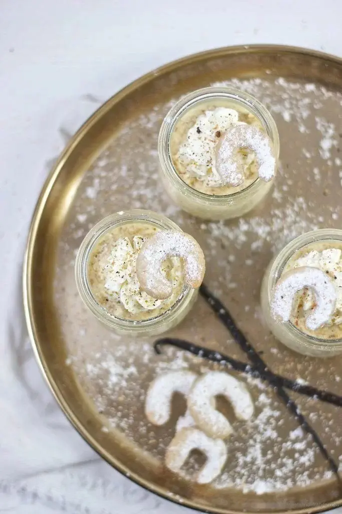 Leckeres Vanillekipferl Mousse als Weihnachtsdessert serviert von Sweets and Lifestyle