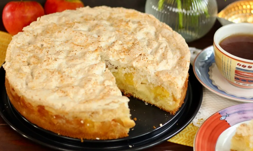 Saftige Apfeltorte mit Kokos-Baiser-Haube und Ananas backen! Rezept und ...