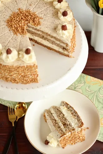 Die klassische Nuss-Sahnetorte mit Nussbiskuit und Aprikosenkonfitüre zum Geburtstag meiner Jüngsten! Rezept und Video von Sugarprincess