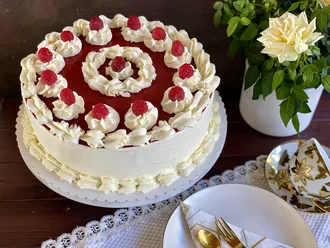 Zarte Erdbeer-Mango-Mousse-Torte mit Pistazien-Biskuit für Geburtstag oder Ostern! Rezept und Video von Sugarprincess